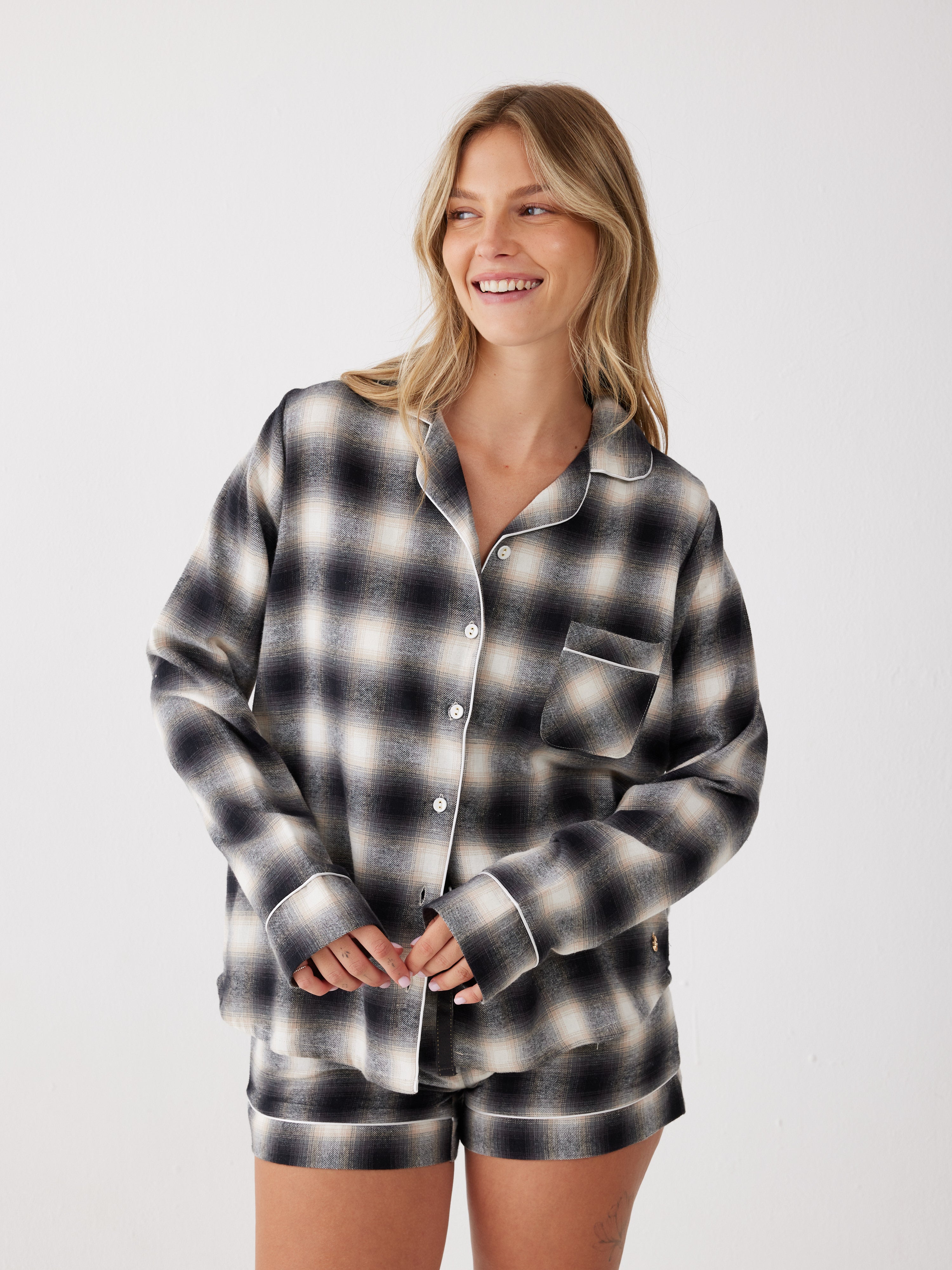 פיג'מה קצרה מכופתרת משבצות פלאנל - אפור כהה