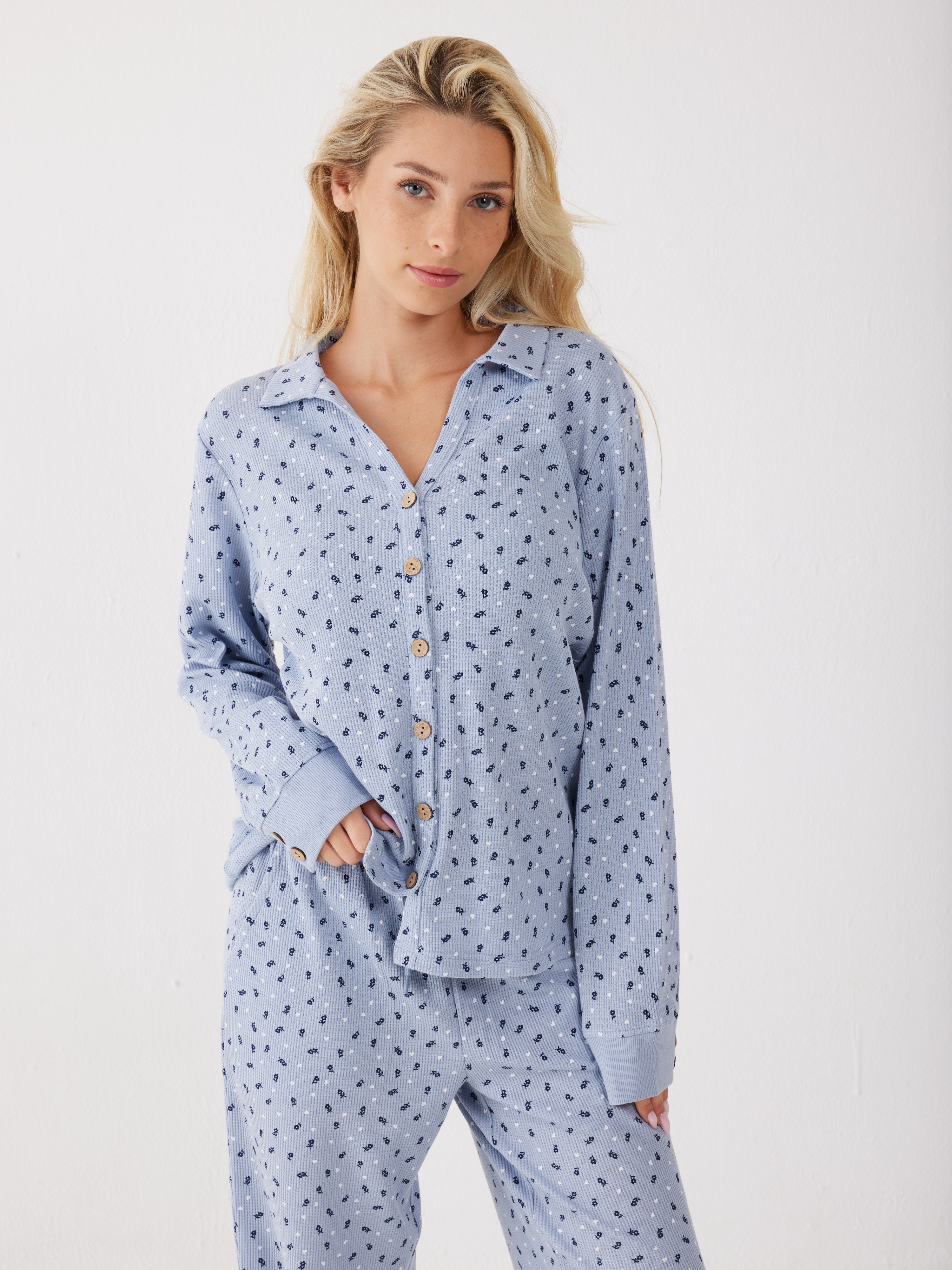 פיג'מה מכופתרת פרחים וואפל - כחול