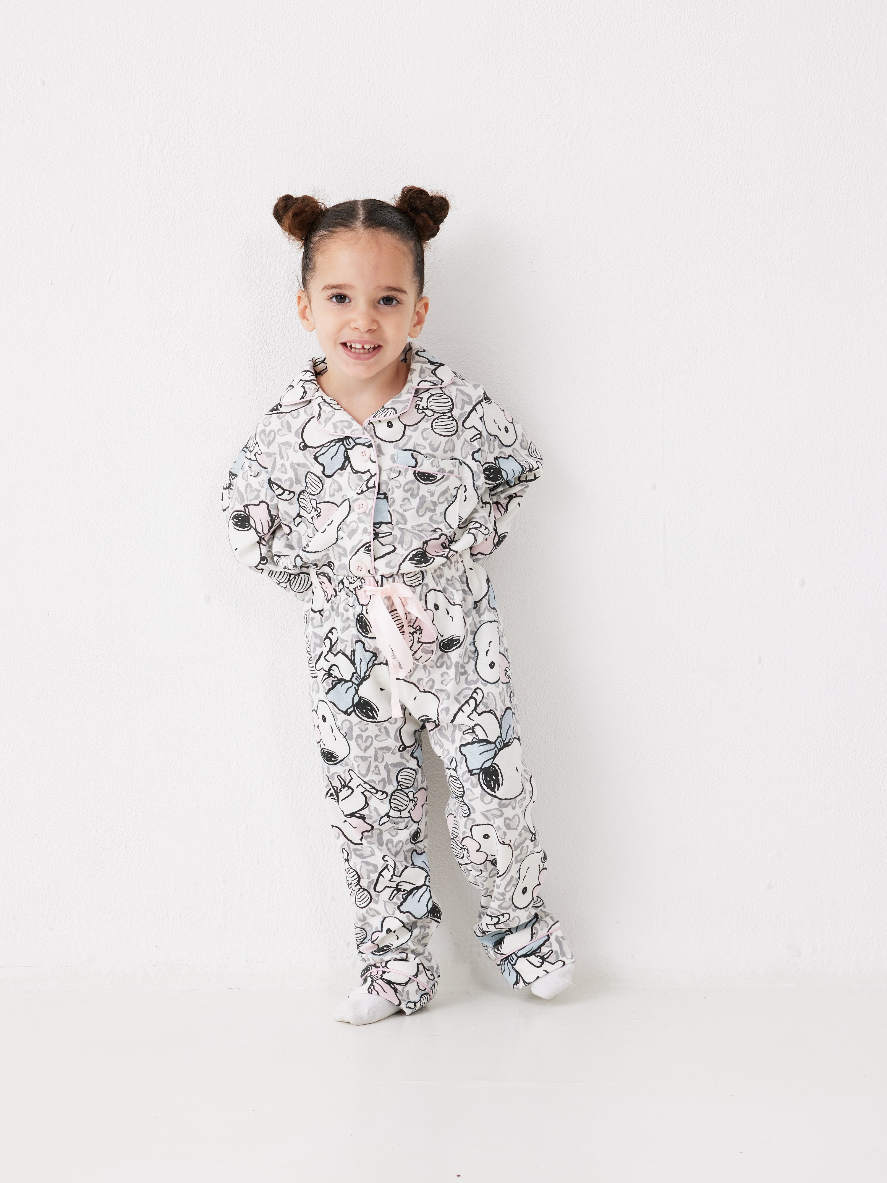 פיג'מה ילדות מכופתרת סנופי אינטרלוק - שמנת