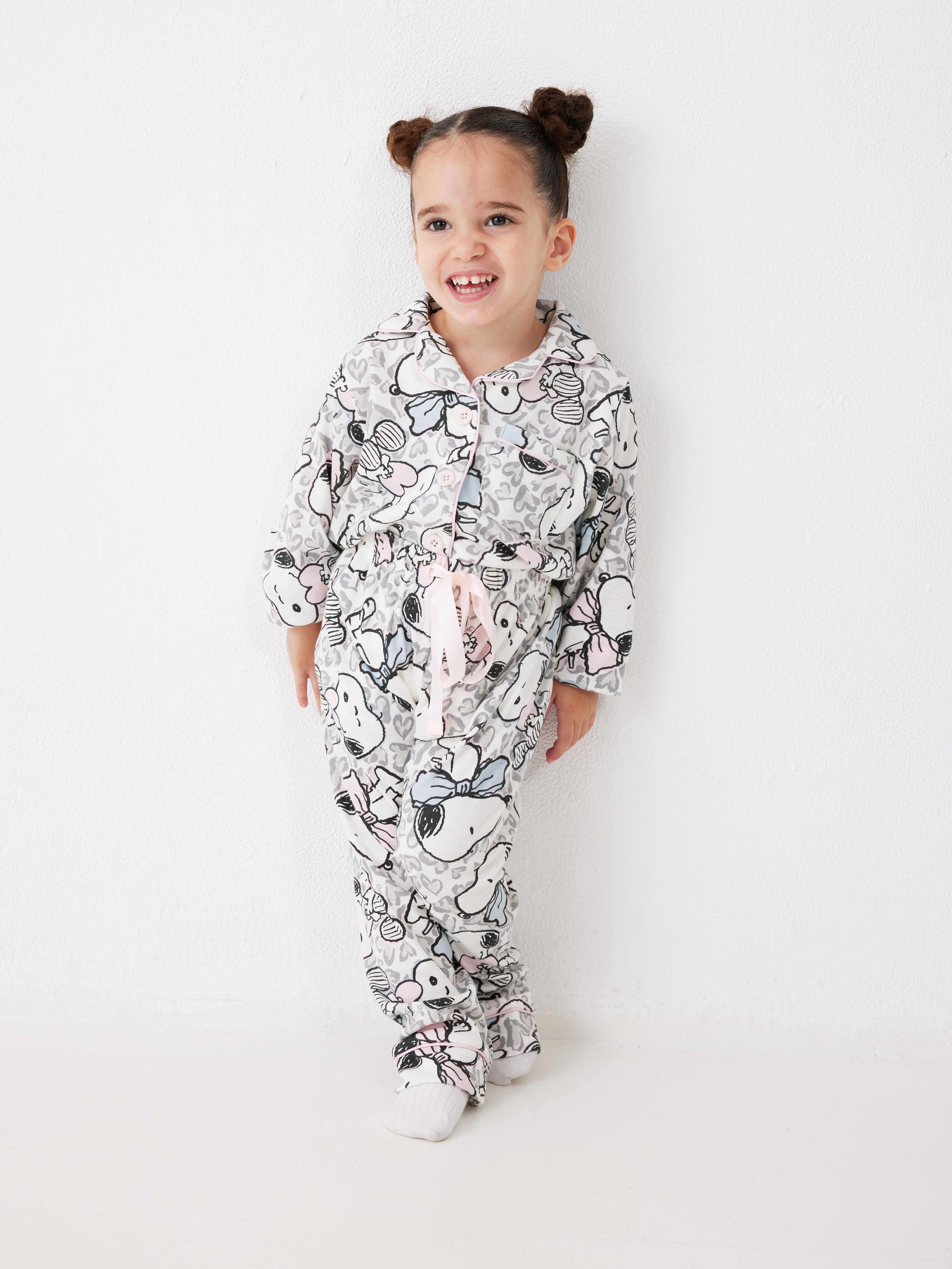 פיג'מה ילדות מכופתרת סנופי אינטרלוק - שמנת