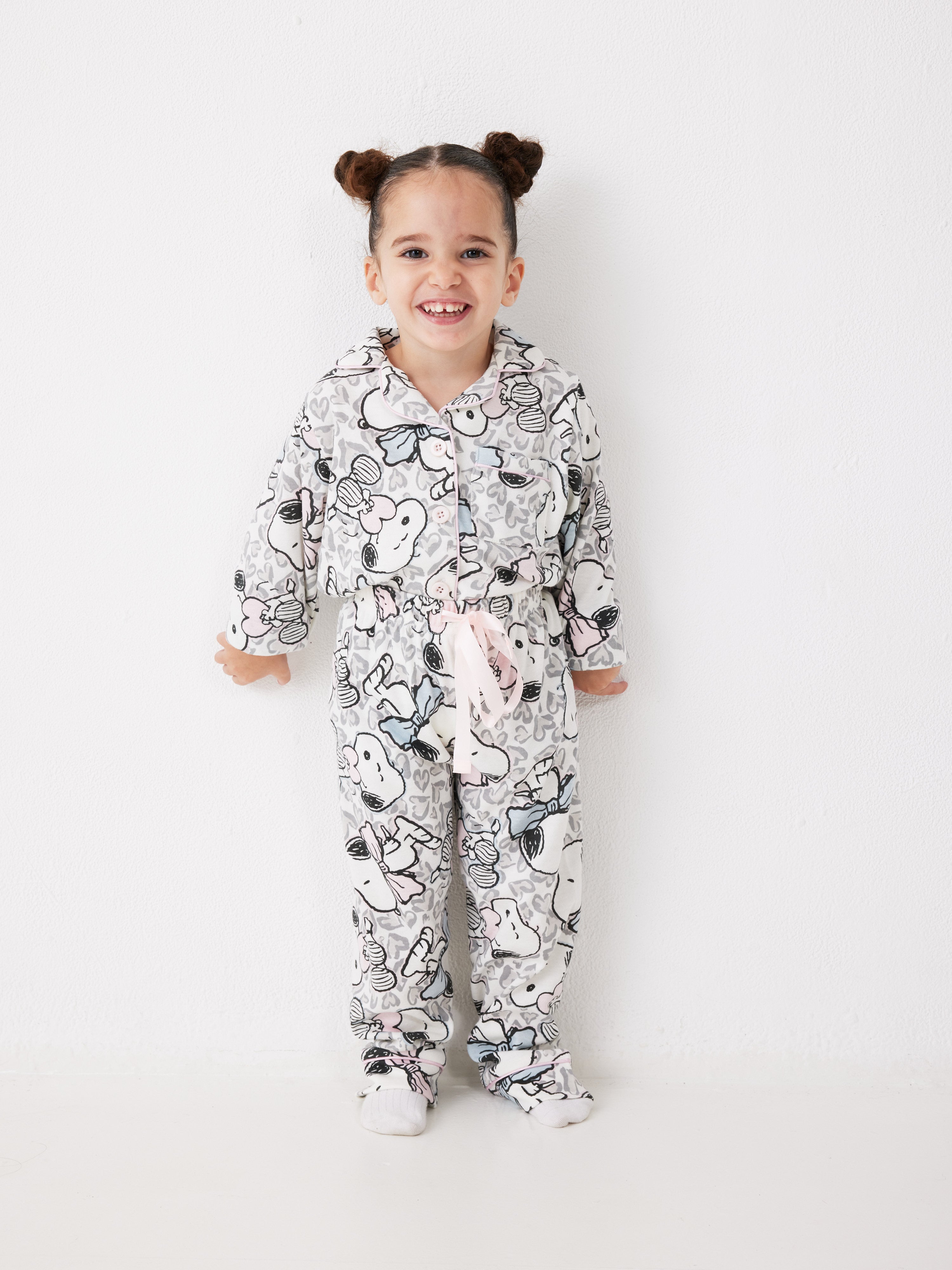 פיג'מה ילדות מכופתרת סנופי אינטרלוק - שמנת