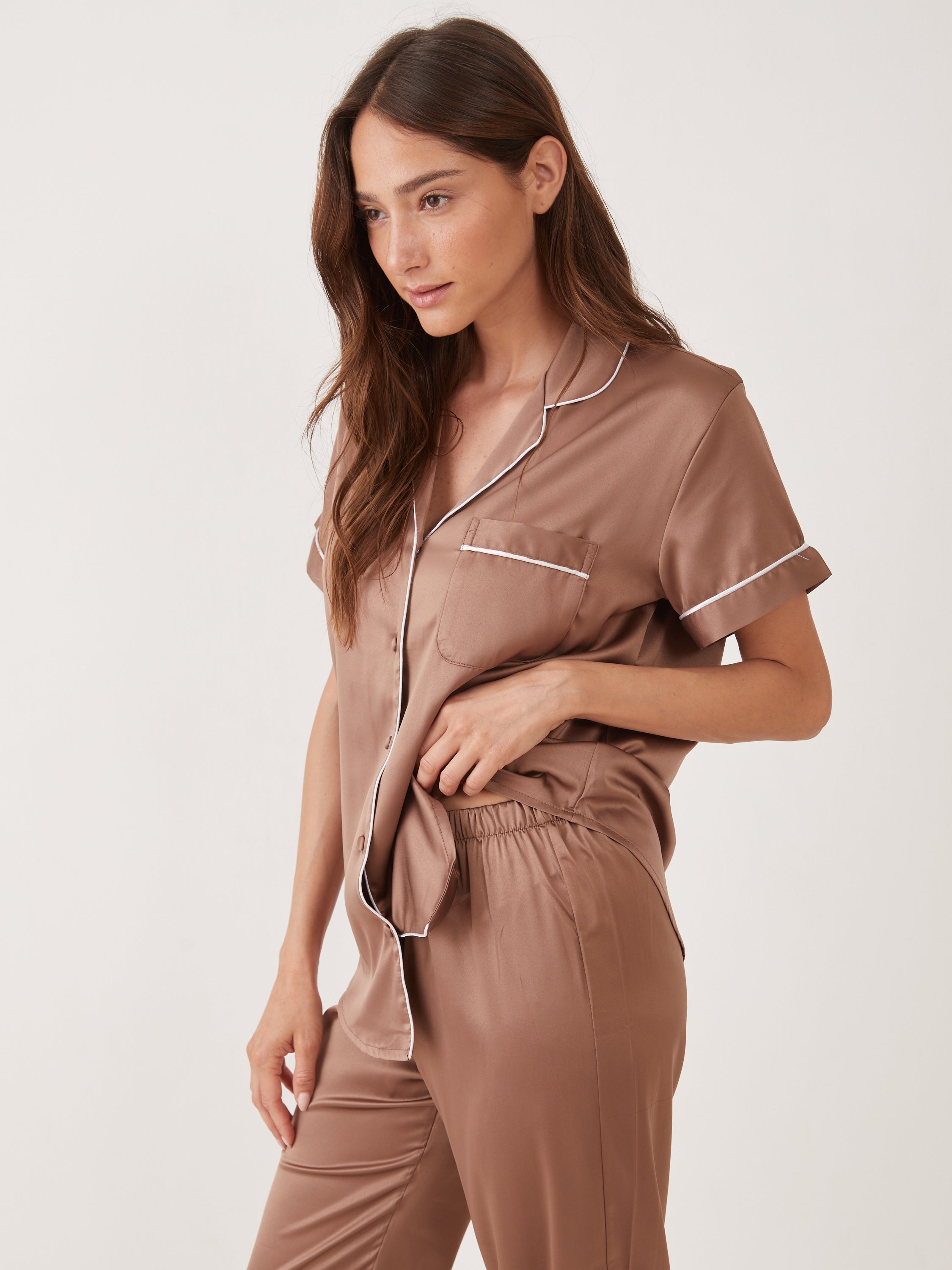 סט פיג'מת סאטן מכופתרת - חום