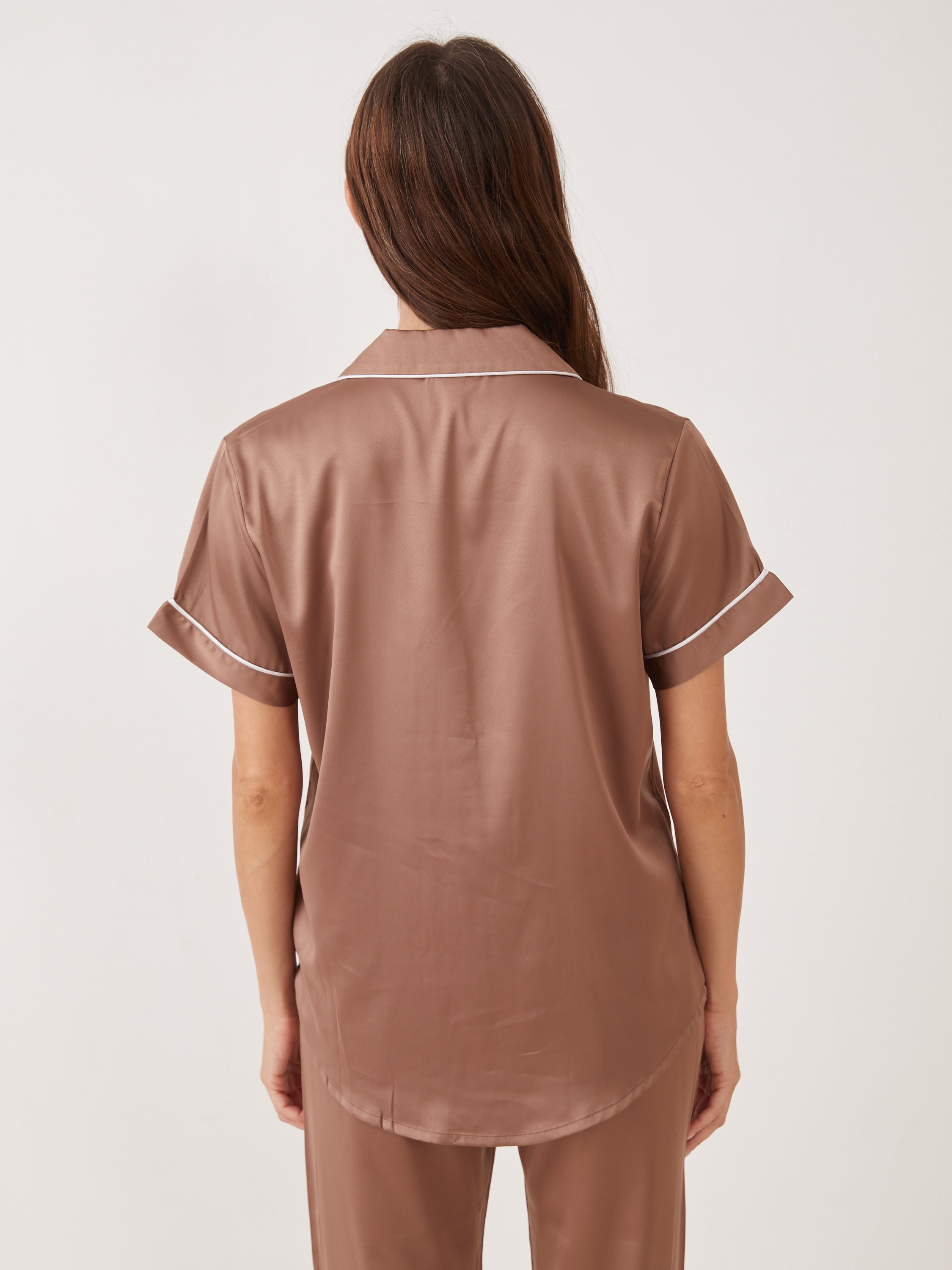 סט פיג'מת סאטן מכופתרת - חום