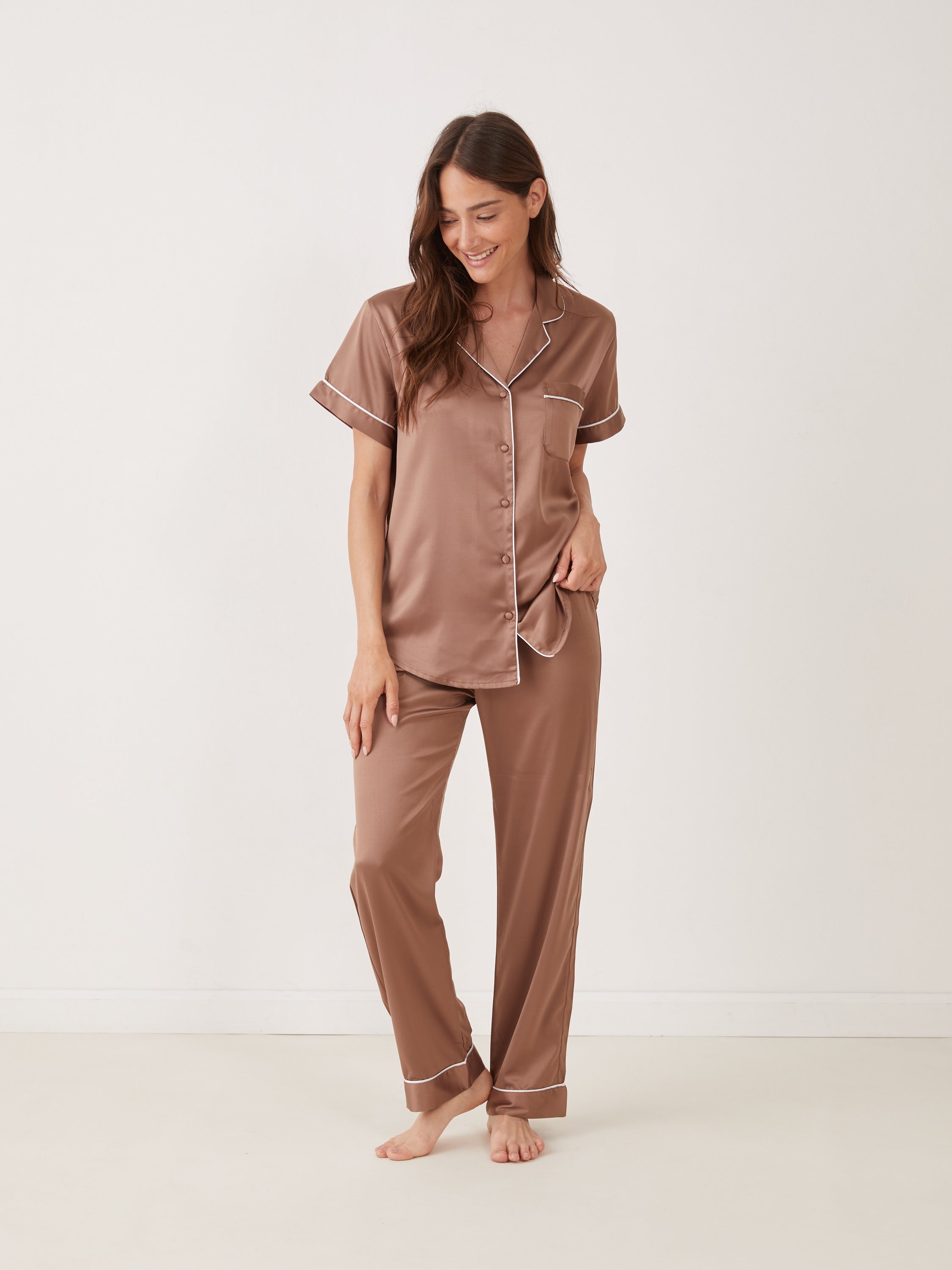 סט פיג'מת סאטן מכופתרת - חום