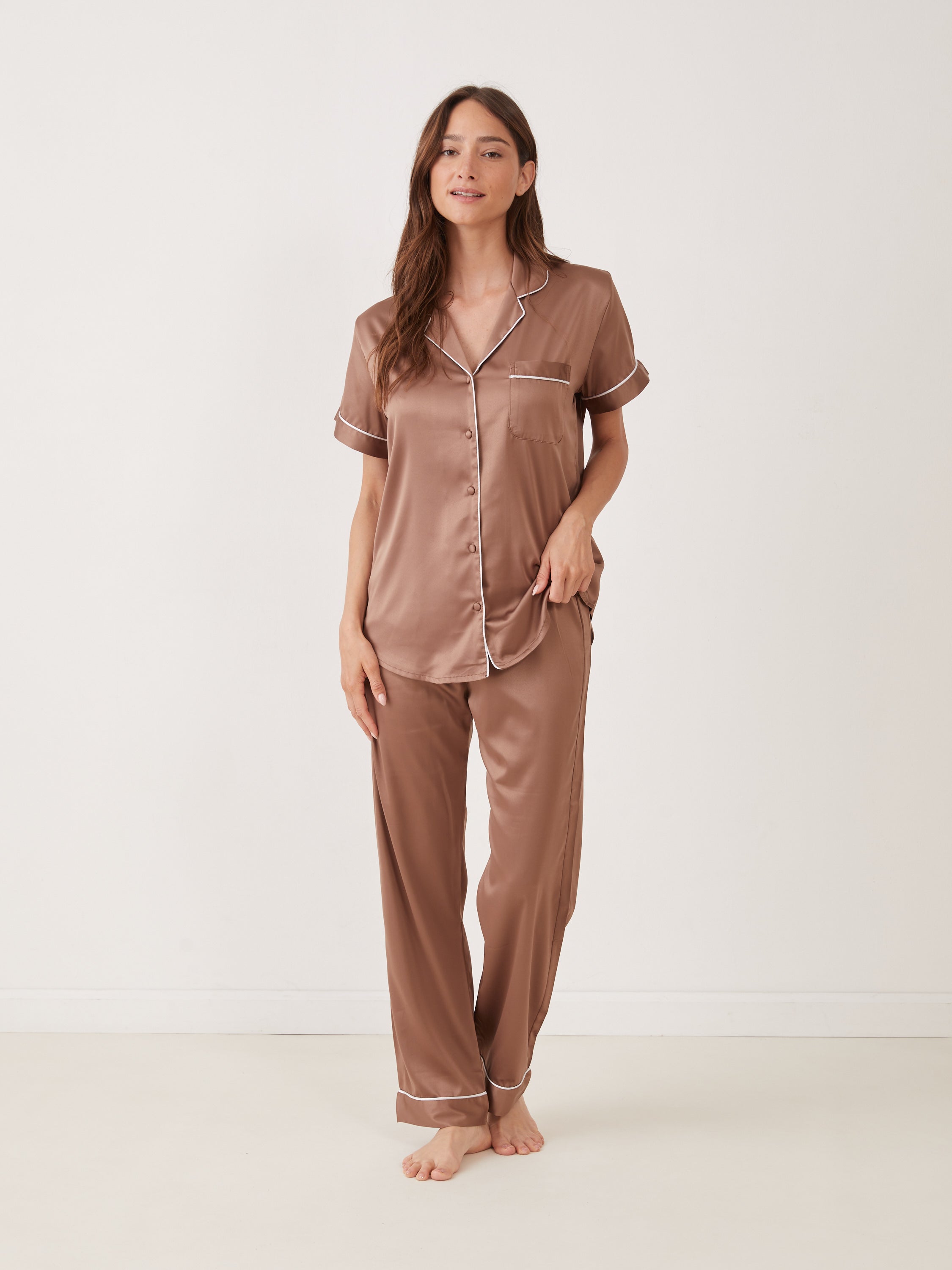 סט פיג'מת סאטן מכופתרת - חום