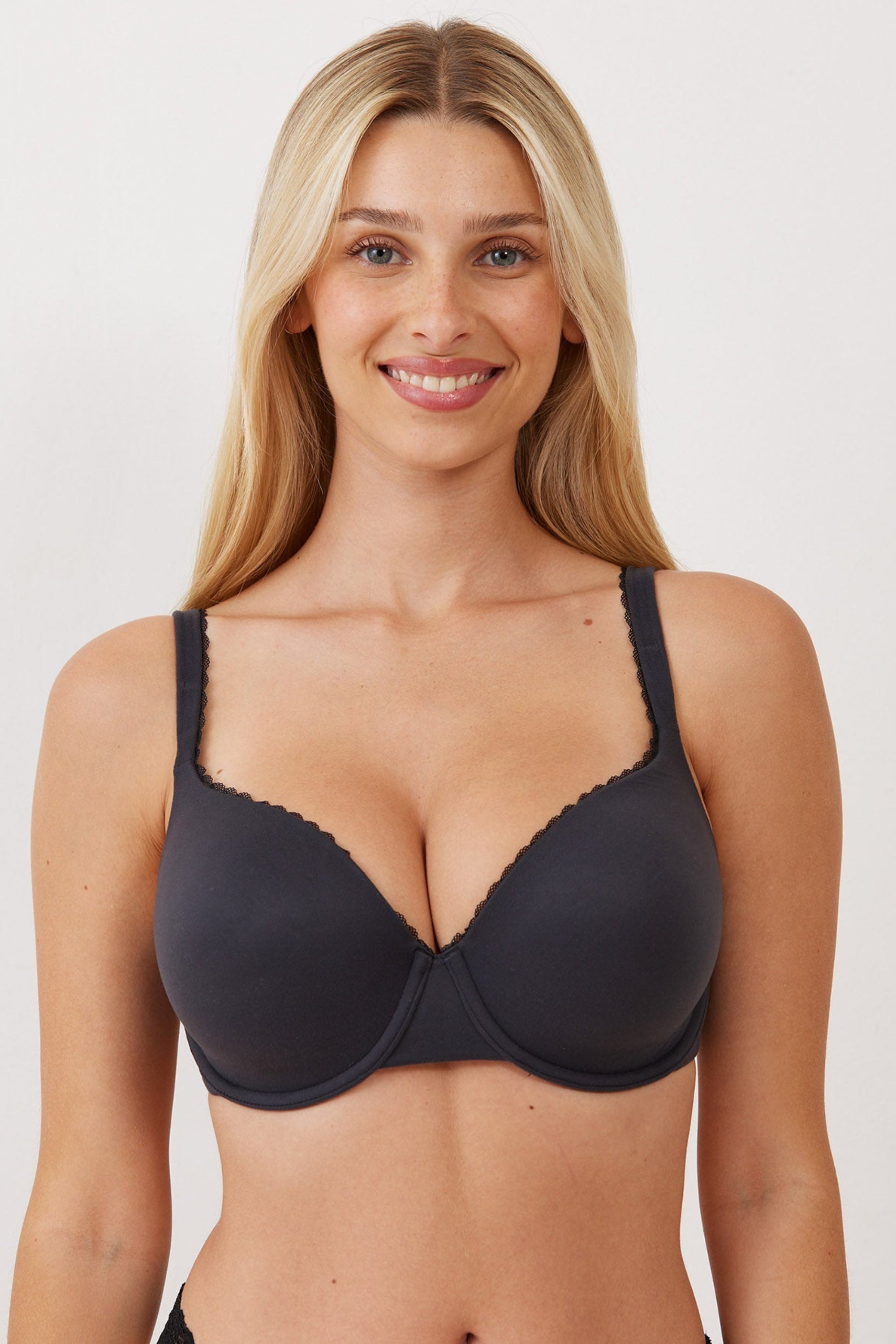 Total Comfort  חזיית בייסיק מרופדת מבית אפרודיטה עם ריפוד קל ודק צבע שחור