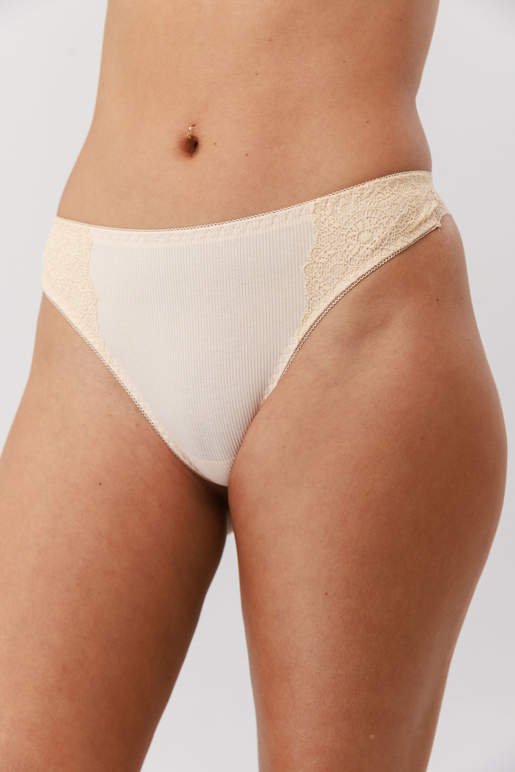 RIB LACE STRING תחתון חוטיני צבע גוף