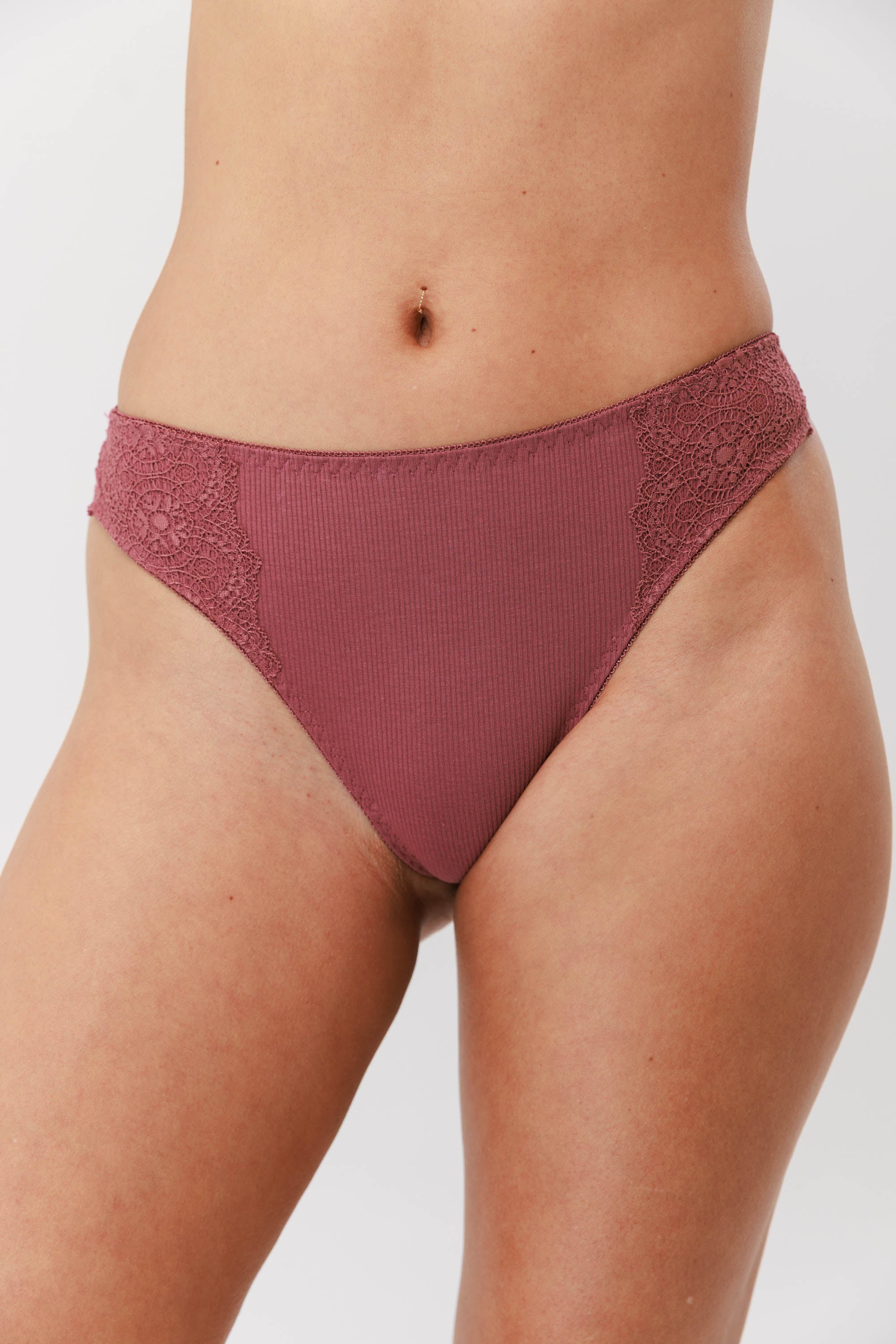 RIB LACE STRING תחתון חוטיני צבע קפה