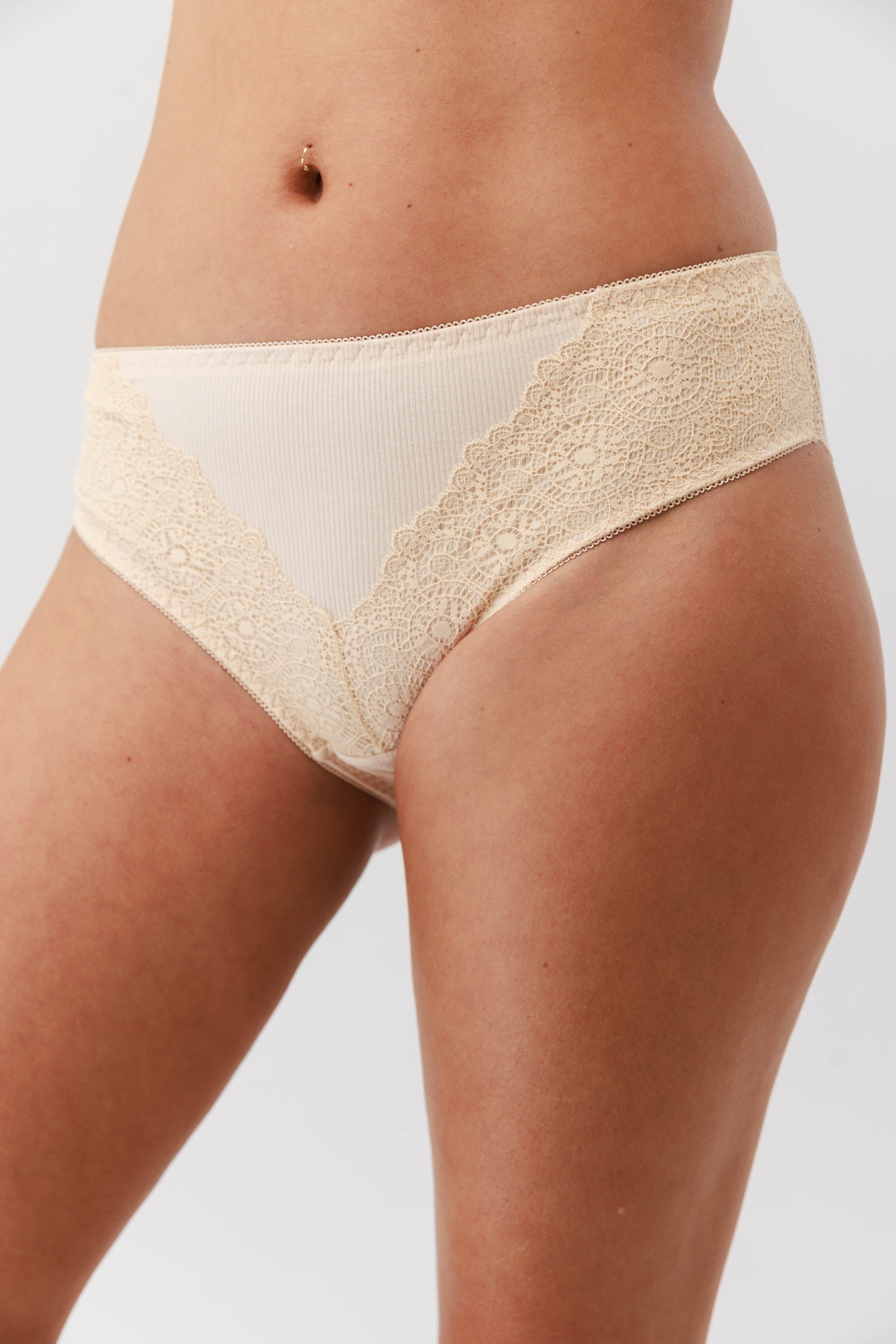 RIB LACE MAXI תחתון שלם צבע בז