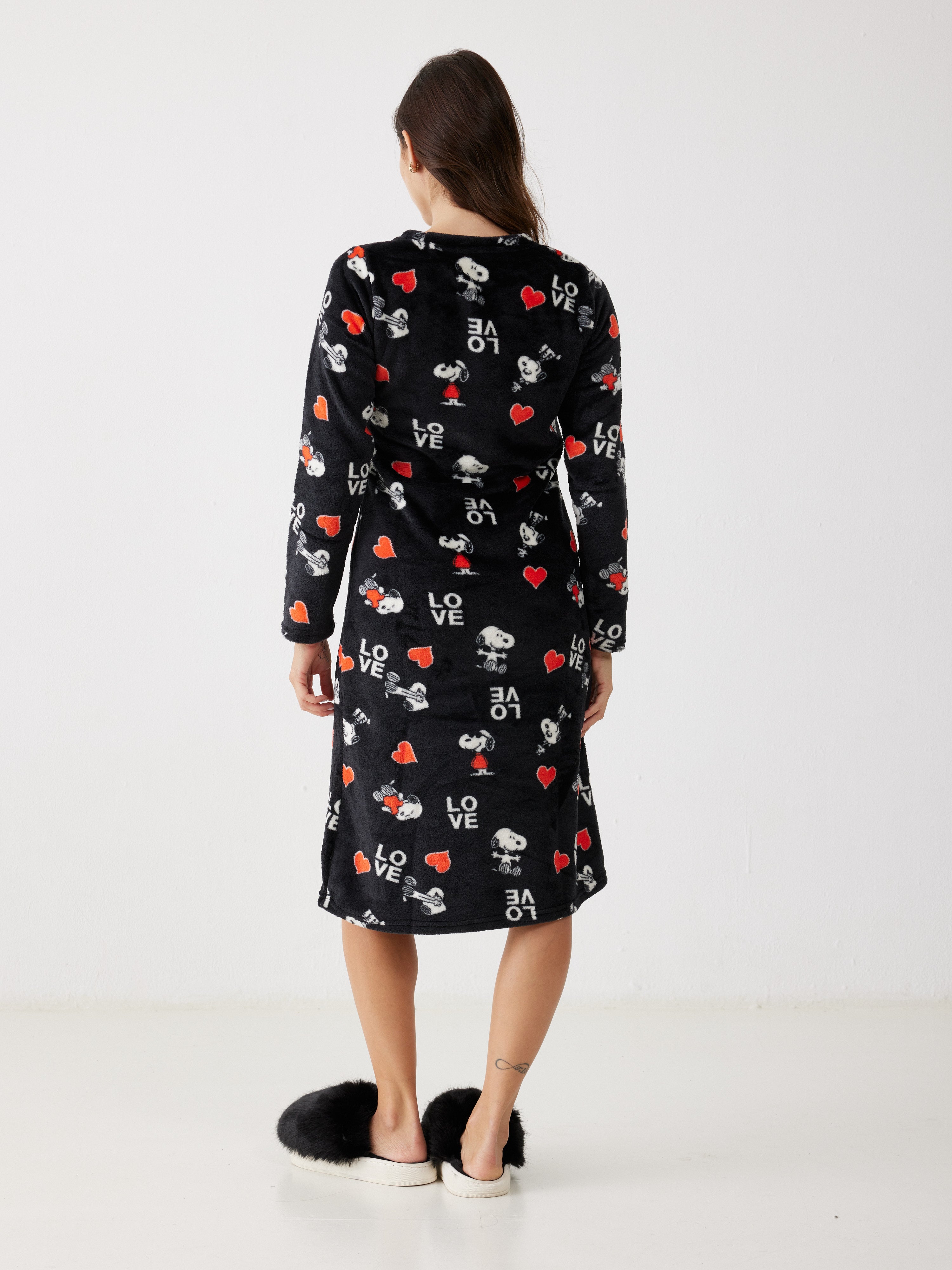 כותונת סנופי פלאפי לבבות - שחור