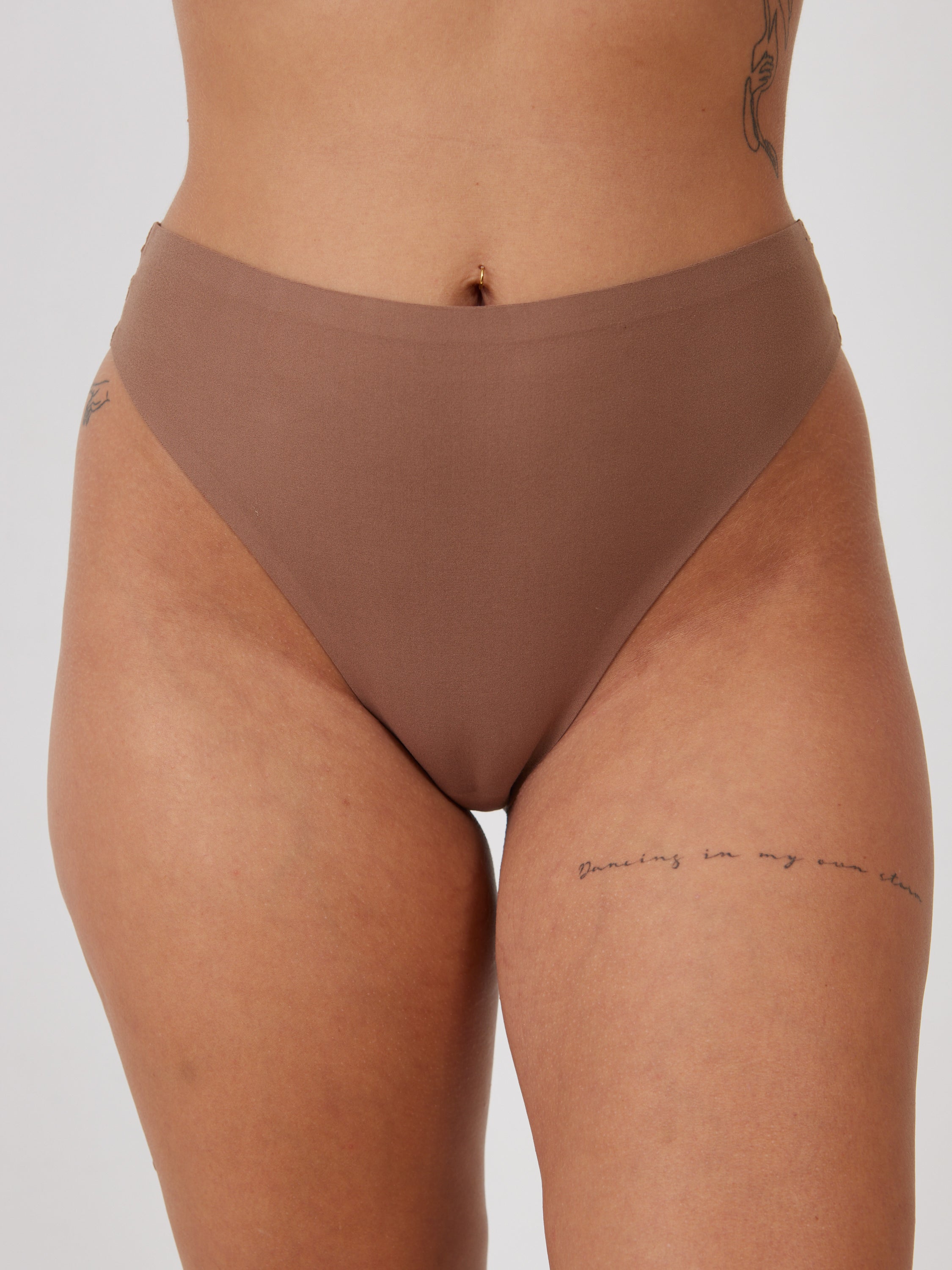 תחתון חוטיני ללא תפר מיקרופייבר - חום