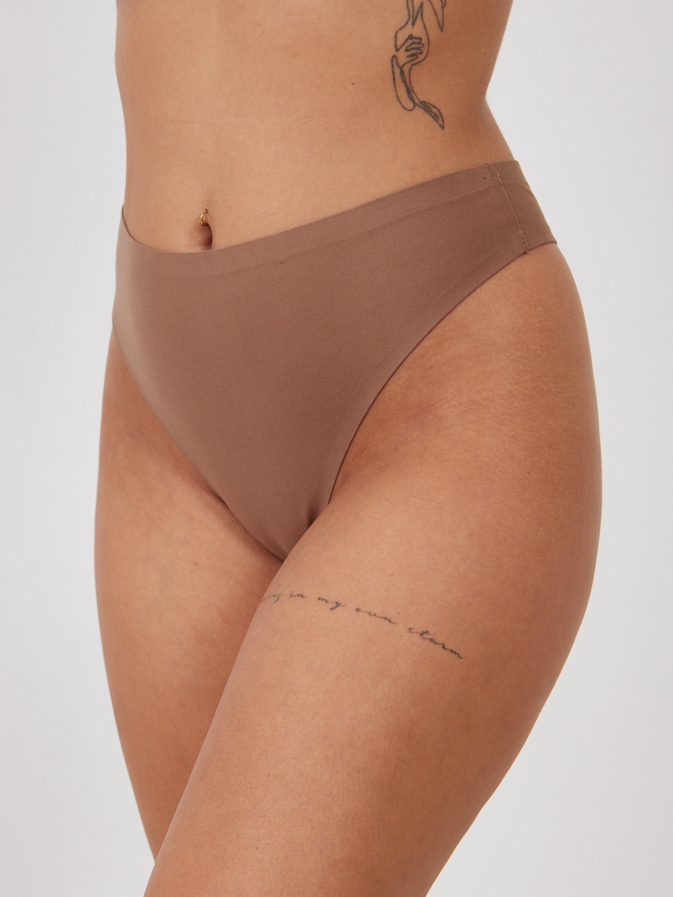 תחתון חוטיני ללא תפר מיקרופייבר - חום