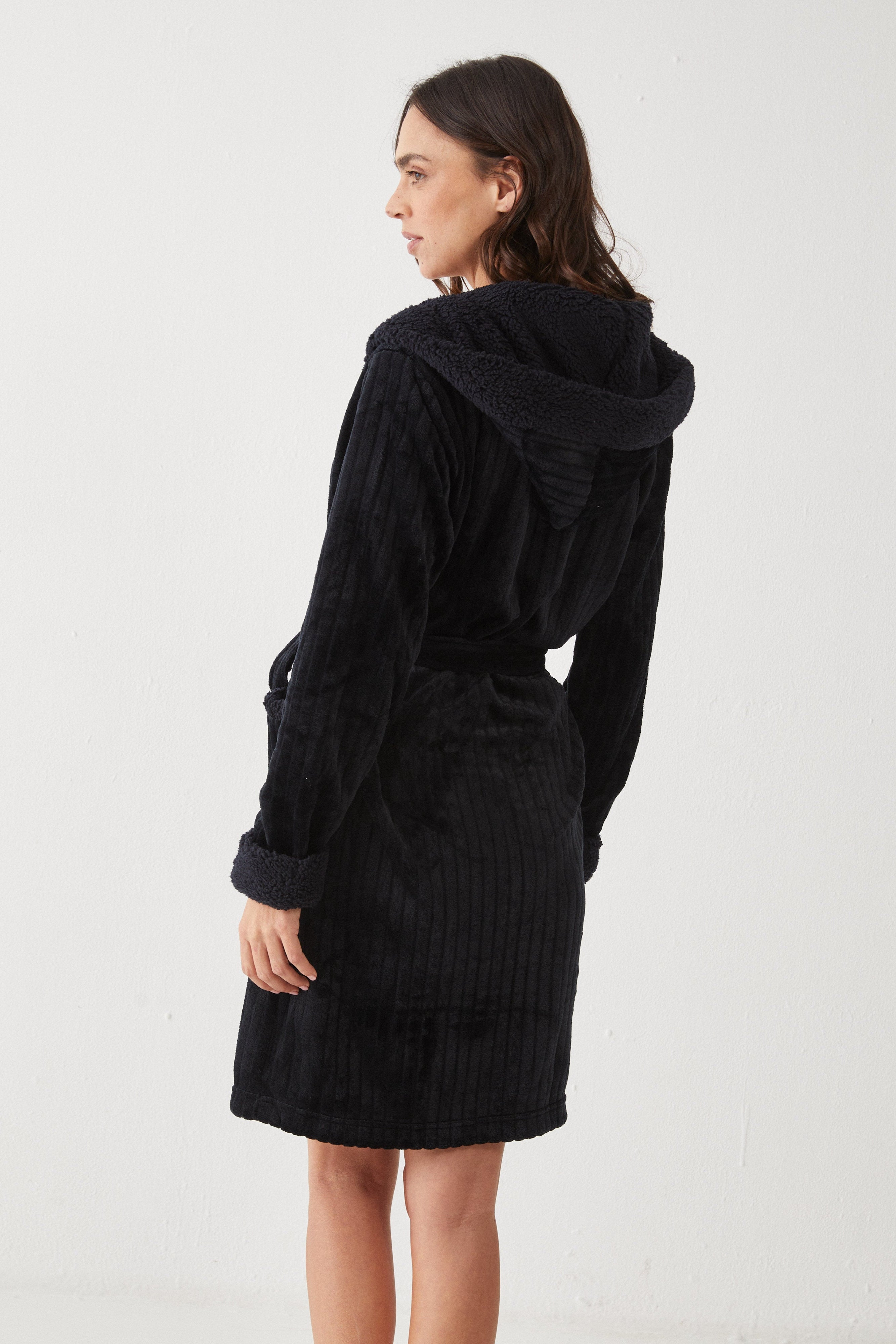 חלוק פלאפי עם טקסטורת פסים - שחור