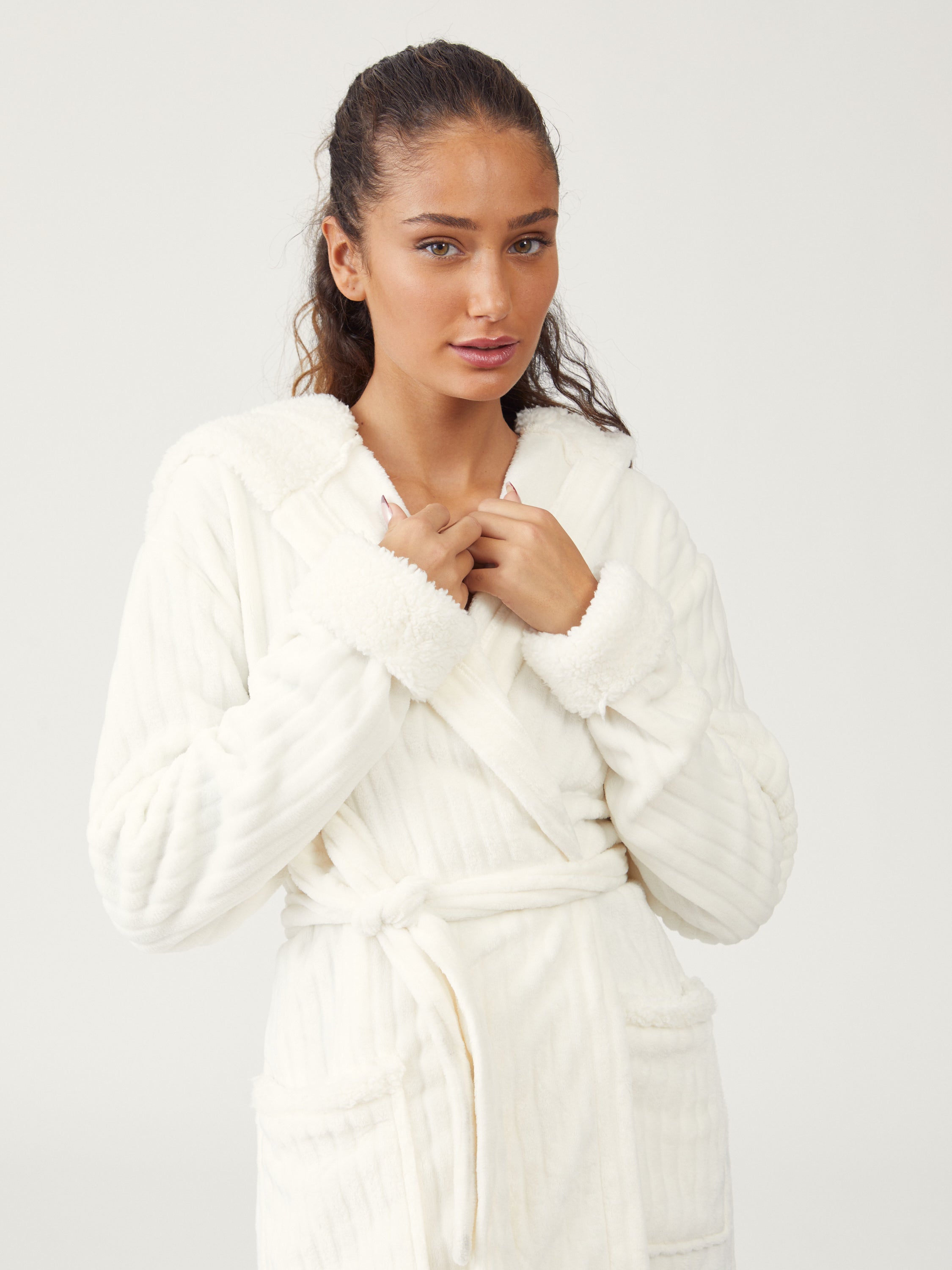 חלוק פלאפי עם טקסטורת פסים - שמנת