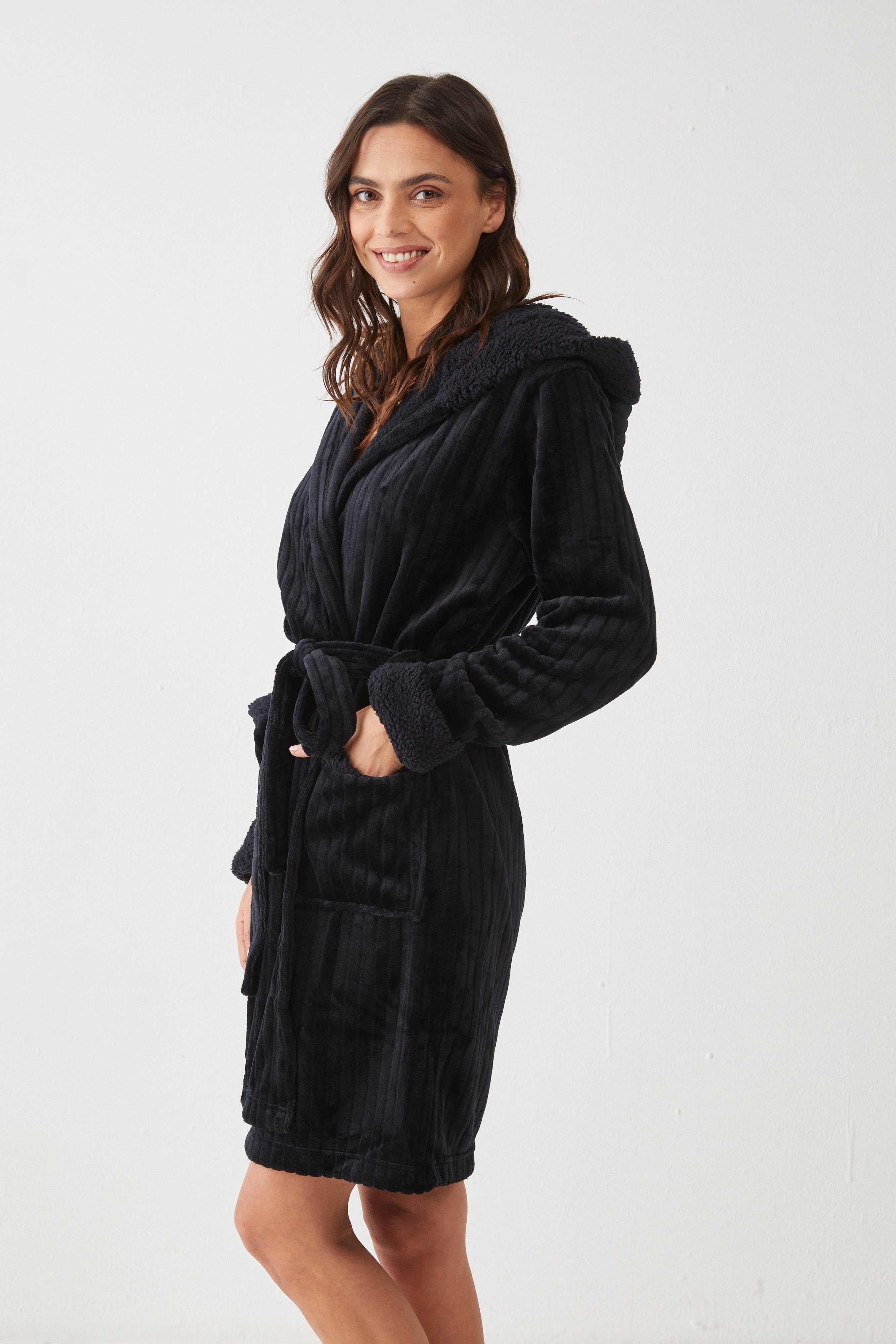 חלוק פלאפי עם טקסטורת פסים - שחור