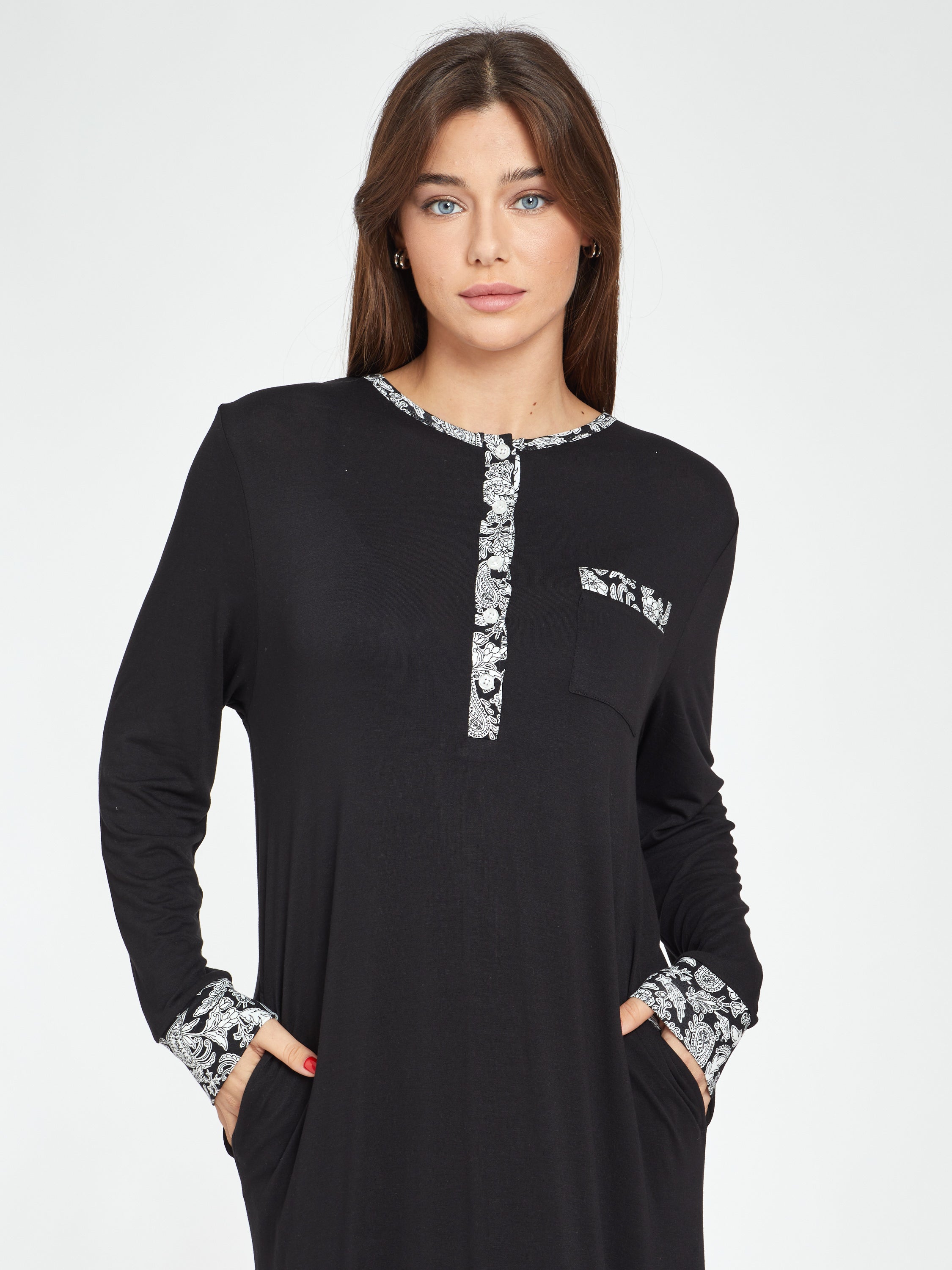 כותונת מקסי ויסקוזה משולבת הדפס פייזלי - שחור