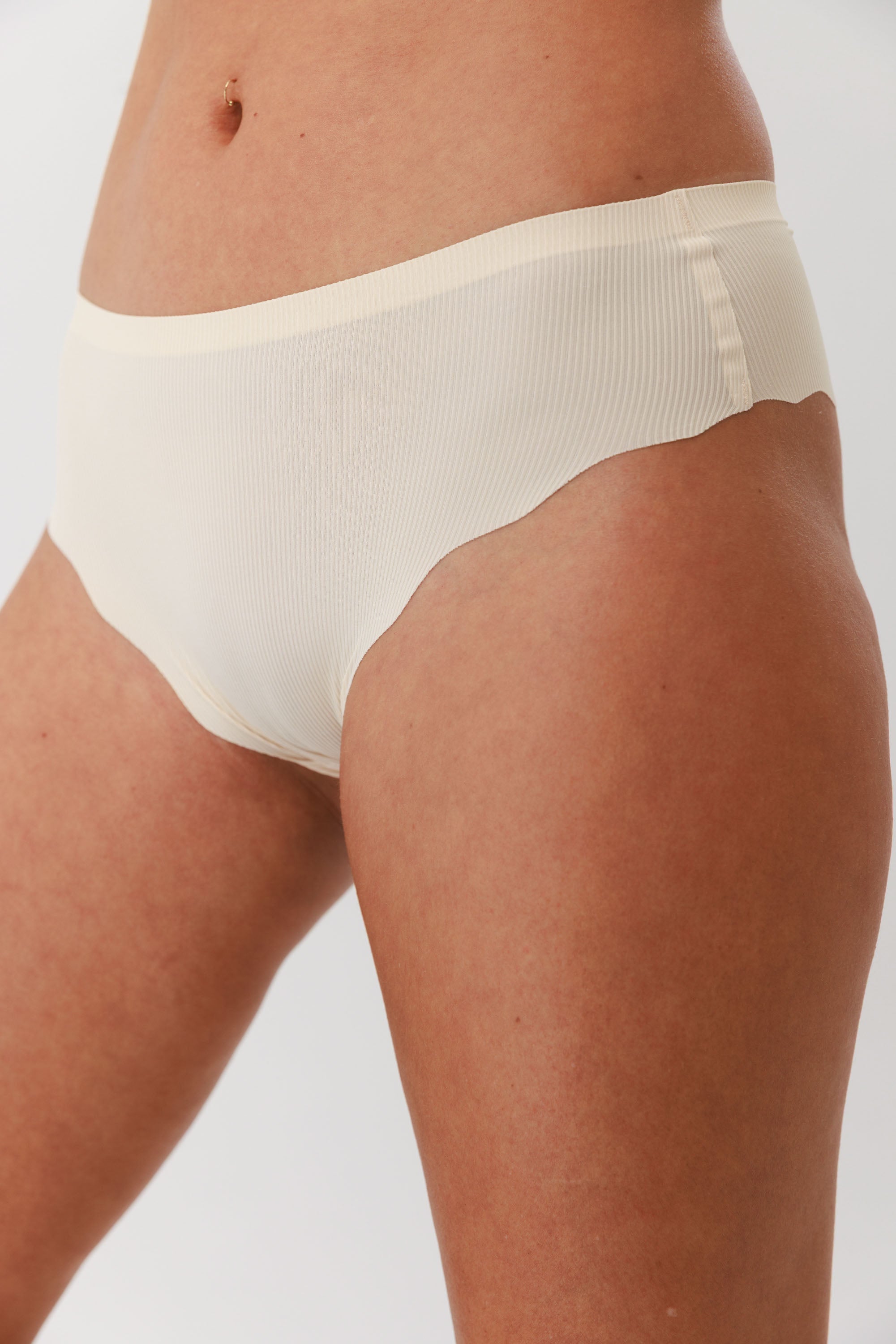 תחתון ברזילאי ריב מיקרו בצבע בז JASMINE