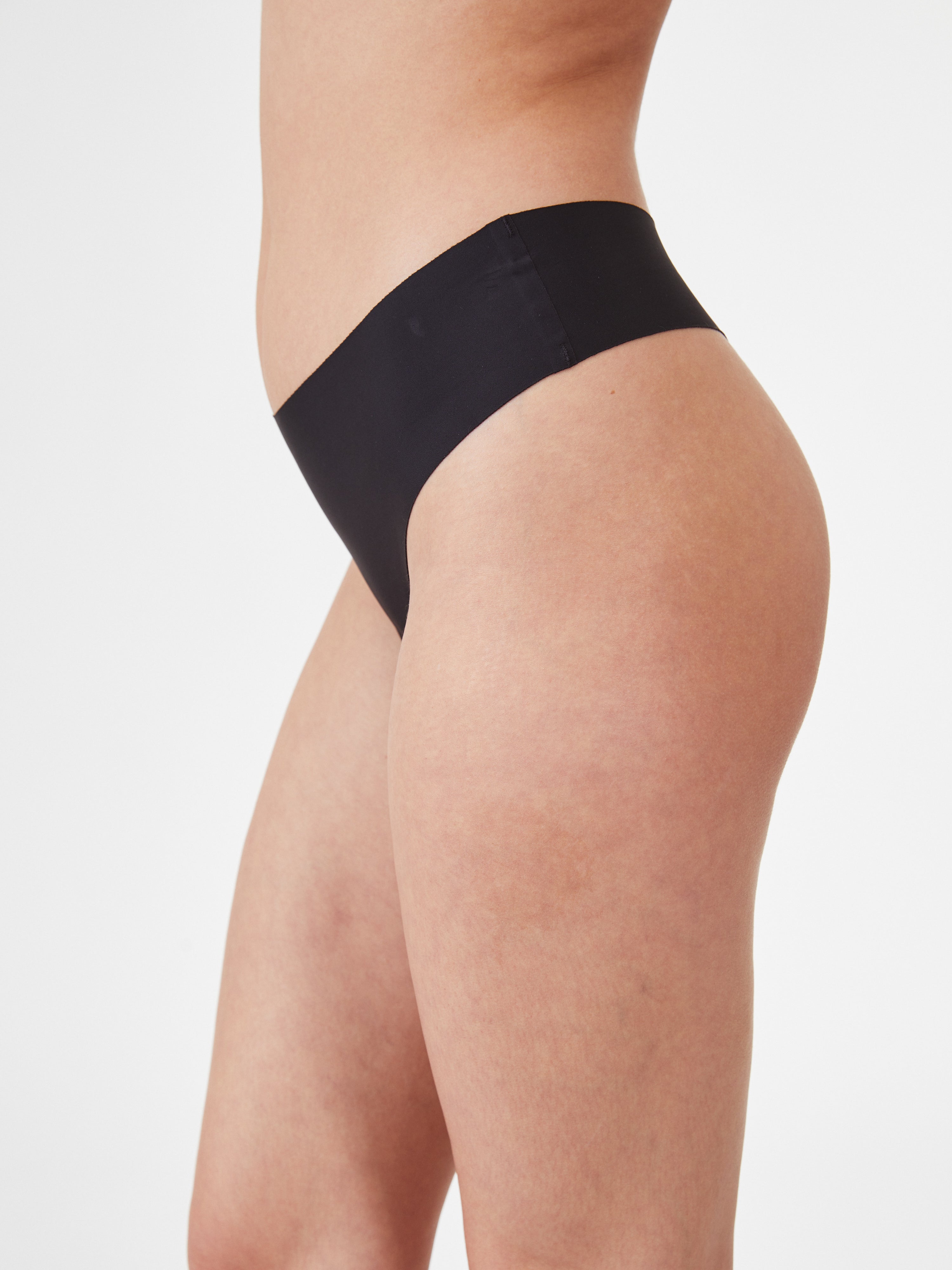 תחתון חוטיני CLEAN CUT בוניטה - שחור