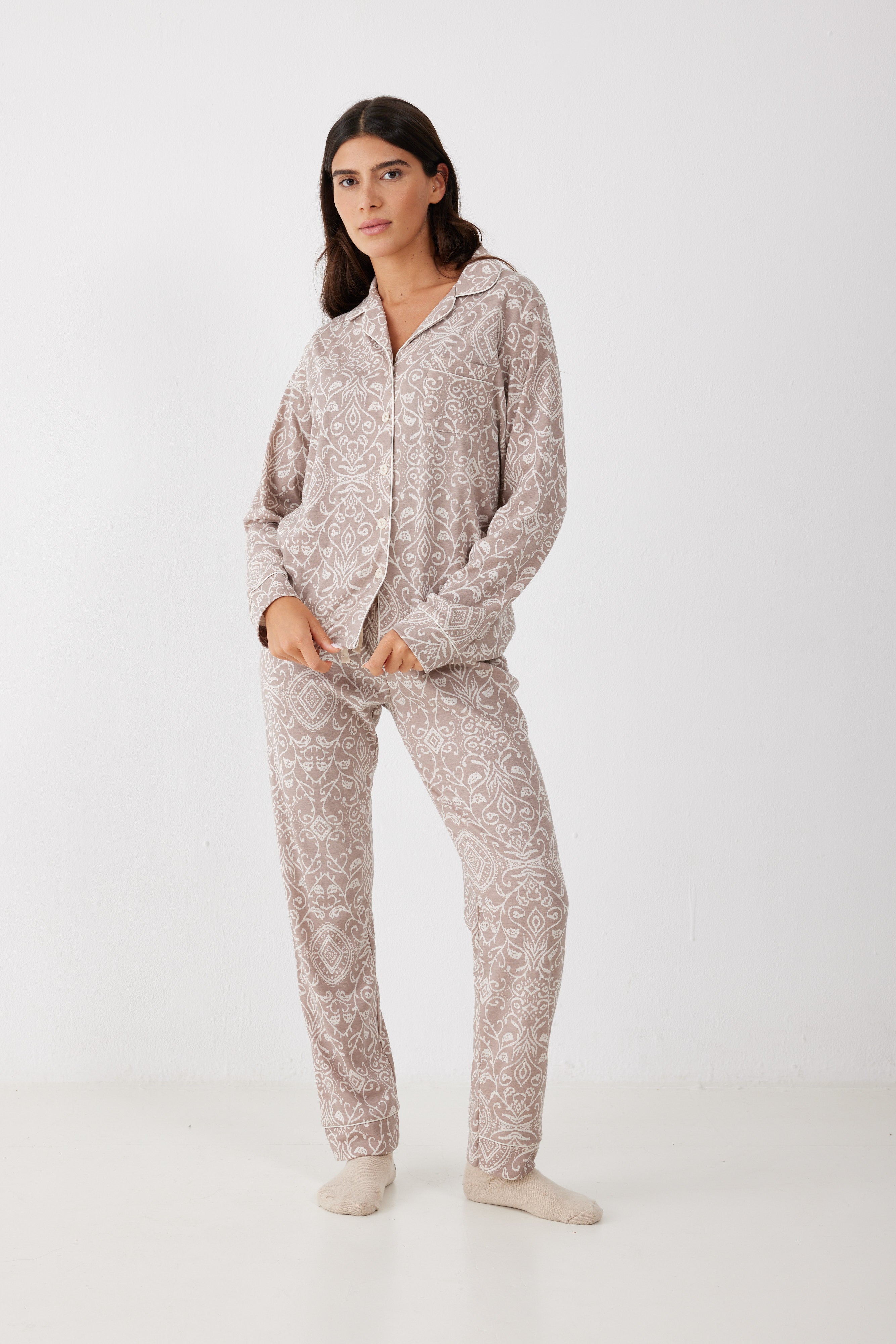 פיג'מה מכופתרת אינטרלוק - קפה