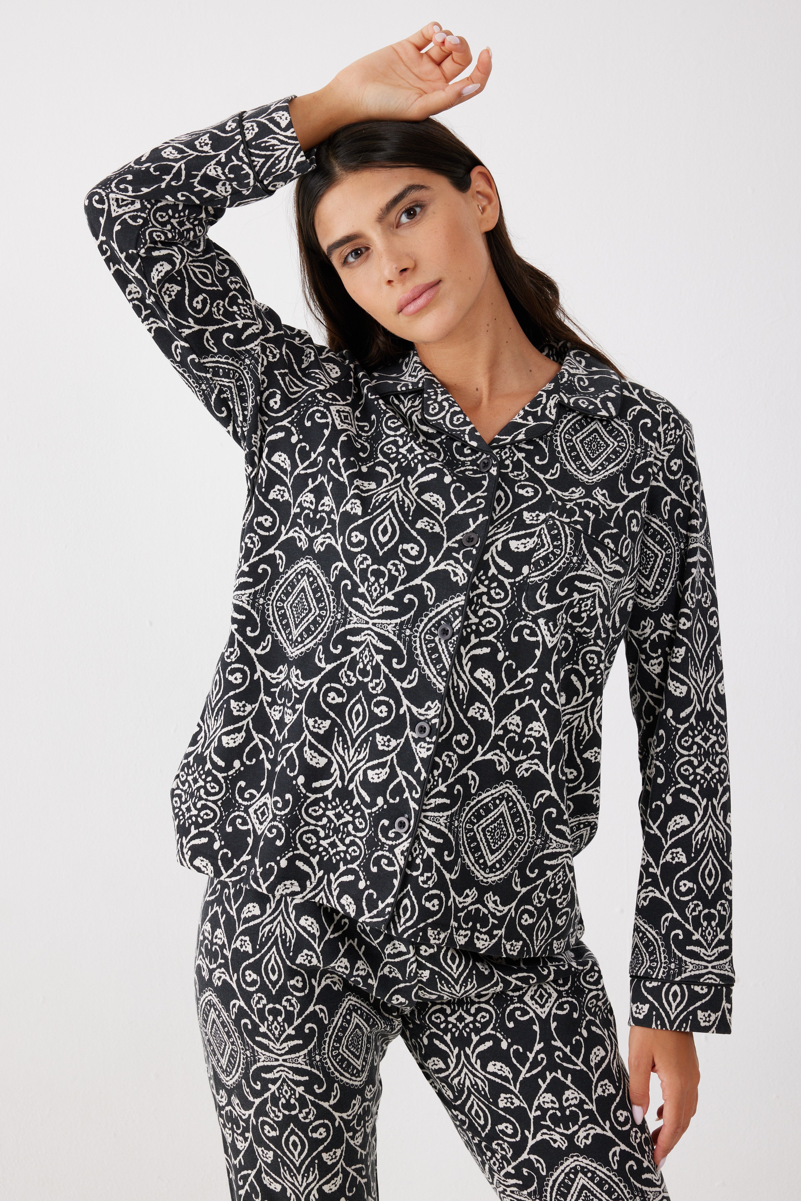 פיג'מה מכופתרת אינטרלוק - שחור