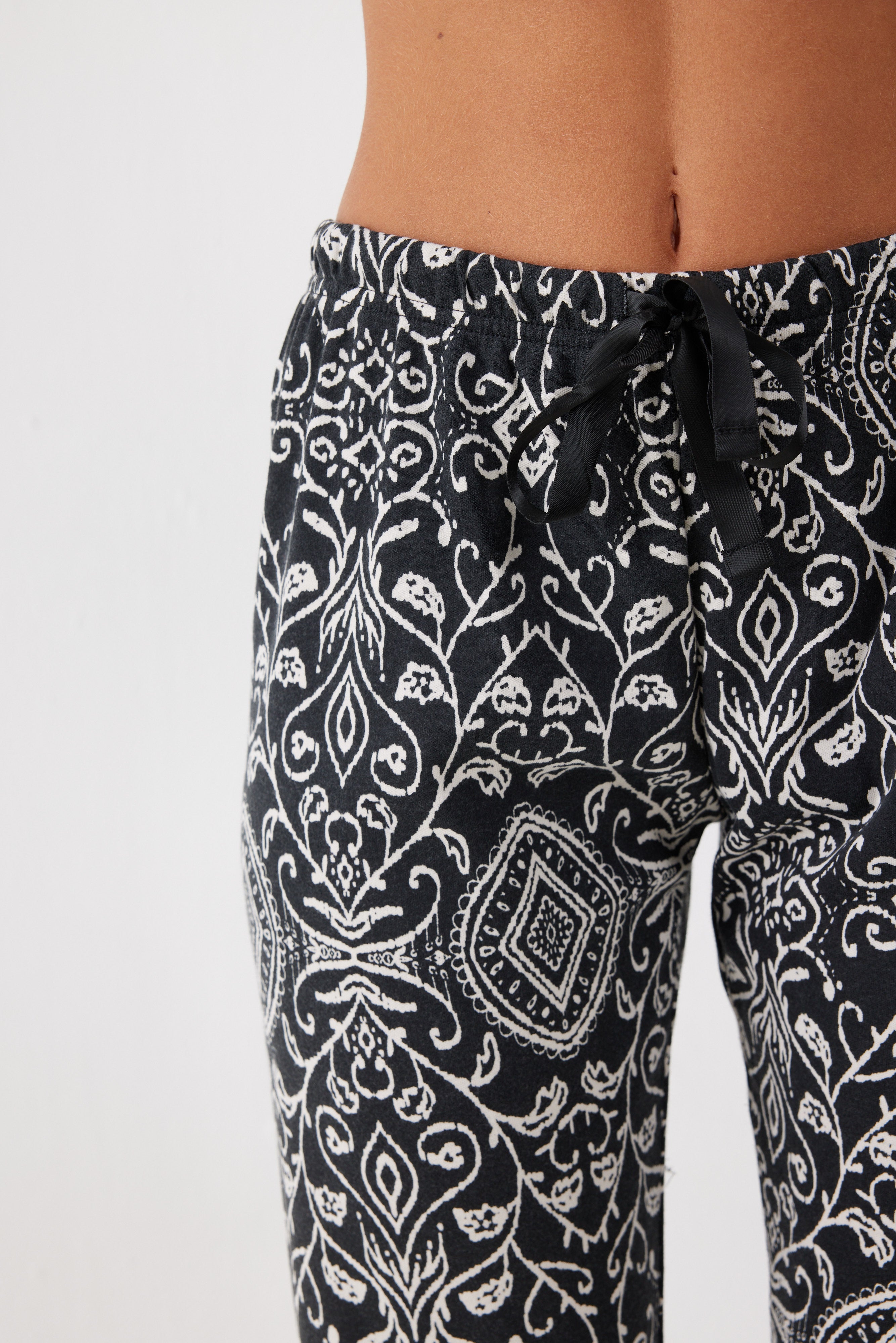 פיג'מה מכופתרת אינטרלוק - שחור