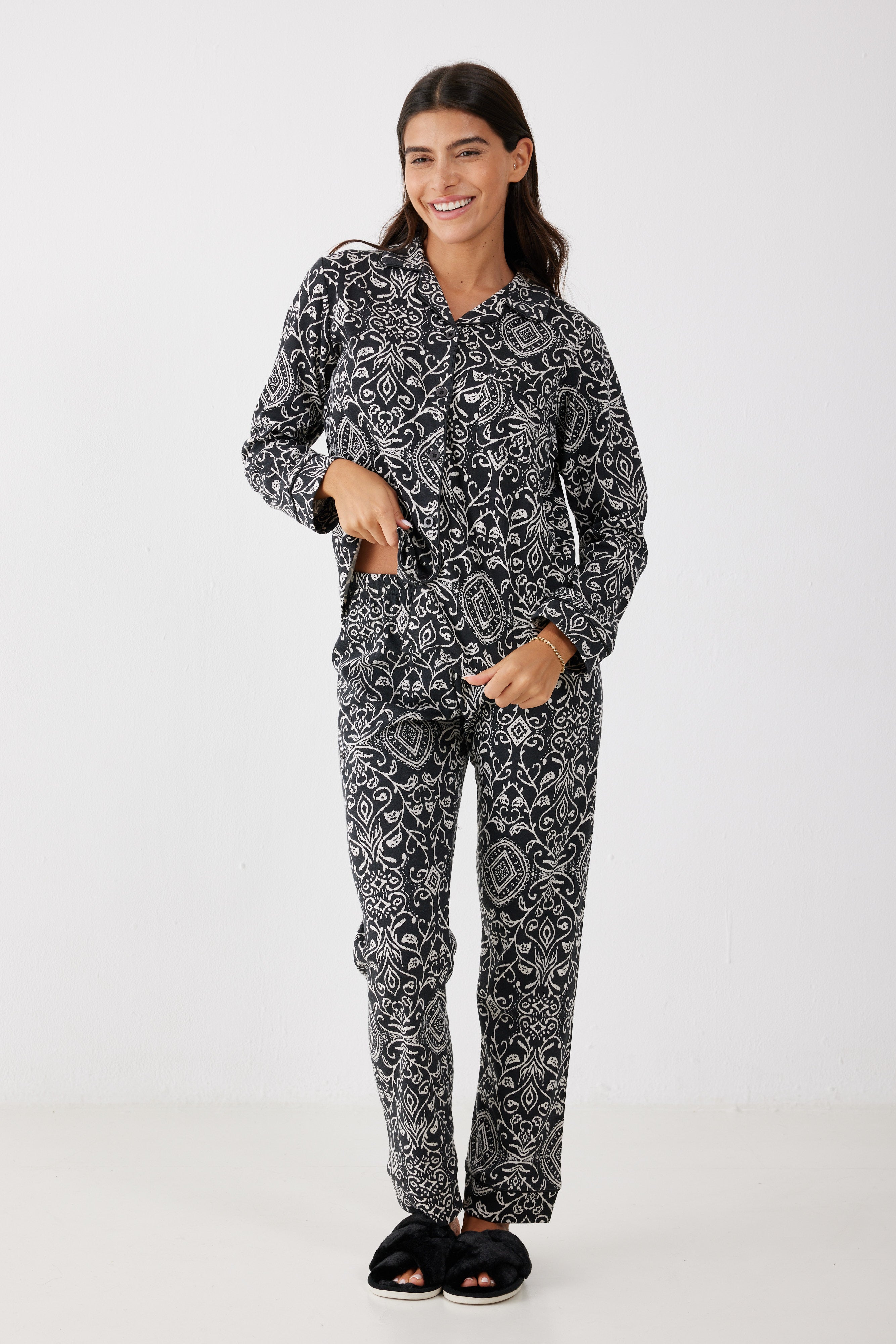 פיג'מה מכופתרת אינטרלוק - שחור