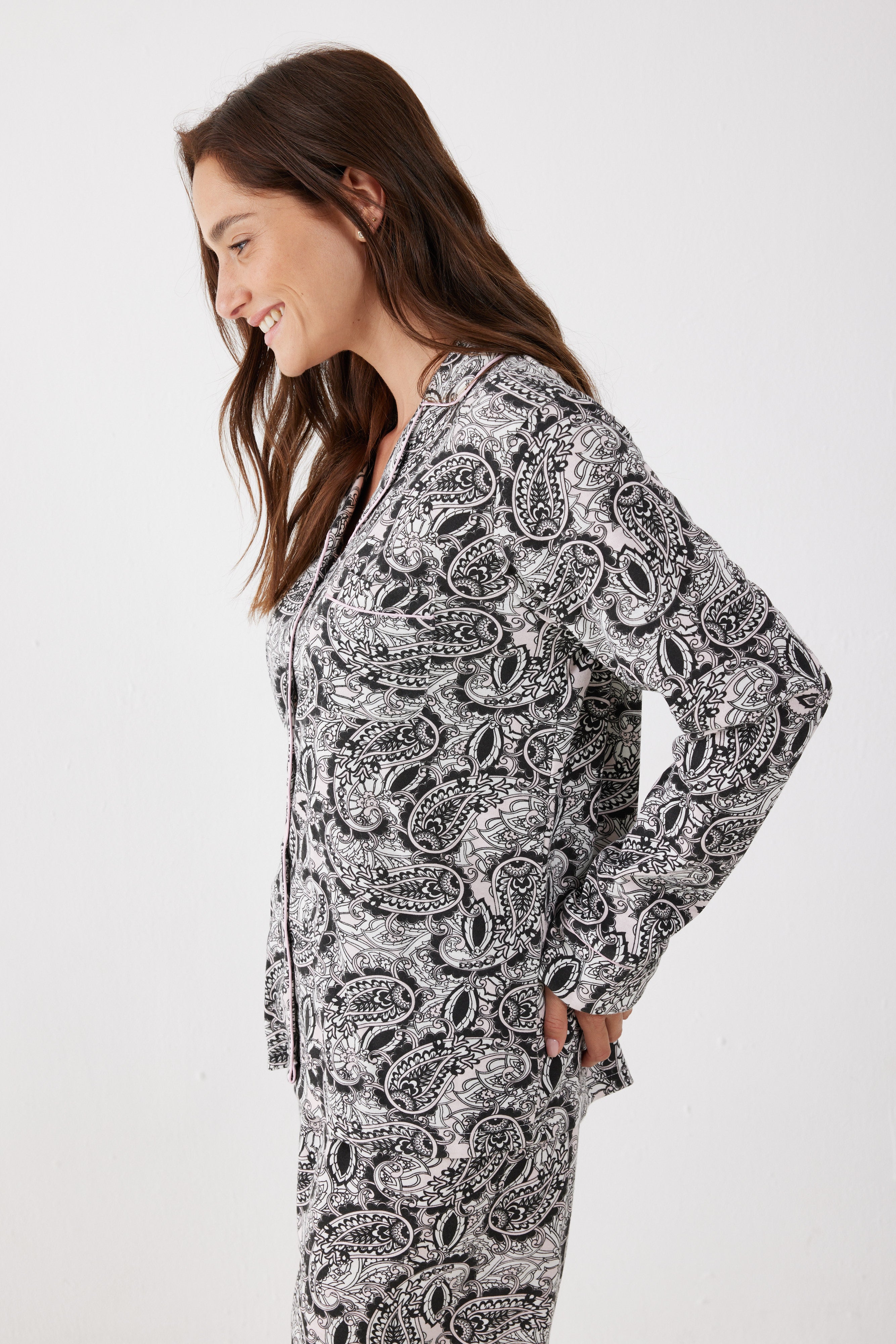 פיג'מה אינטרלוק מכופתרת - שחור