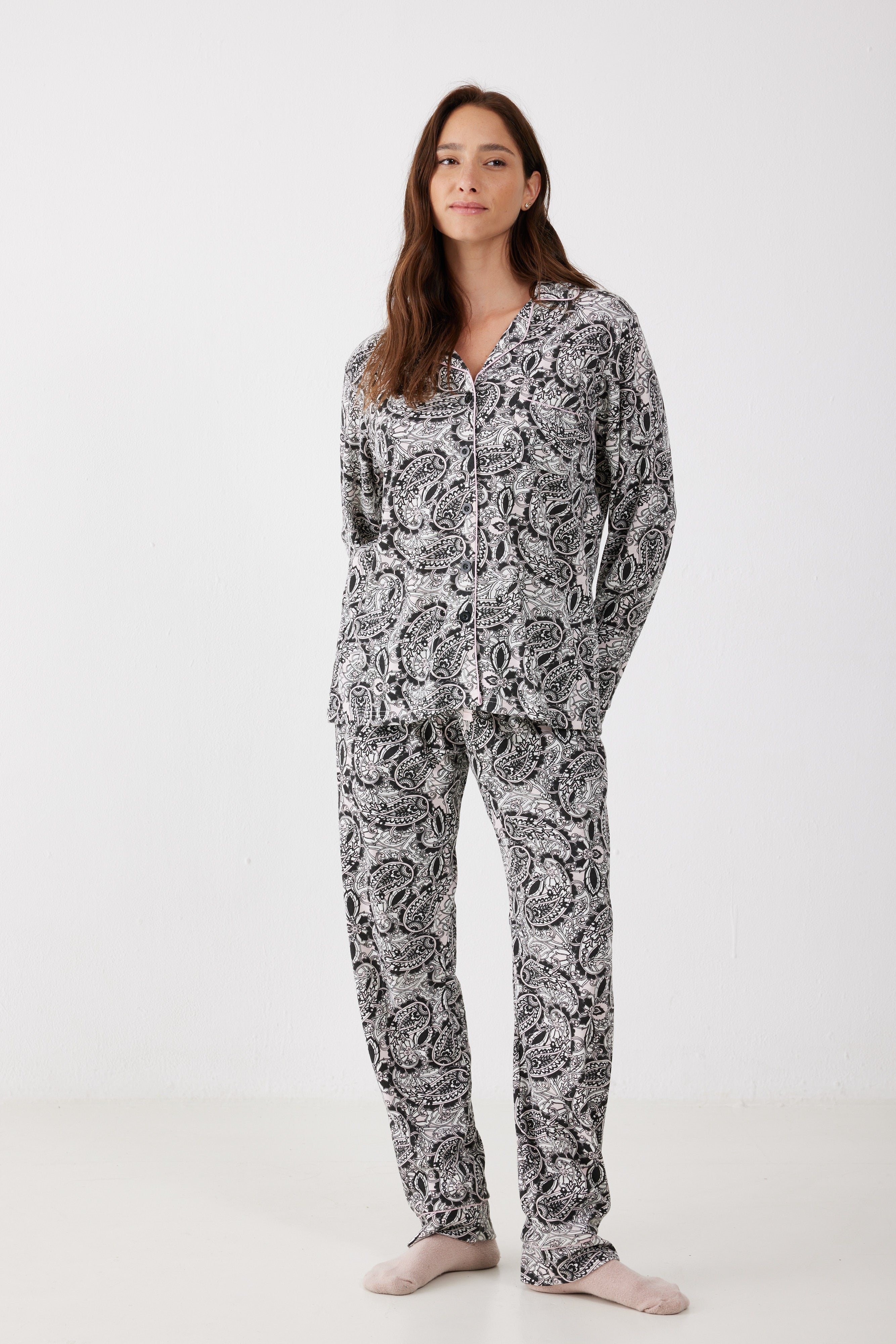 פיג'מה אינטרלוק מכופתרת - שחור