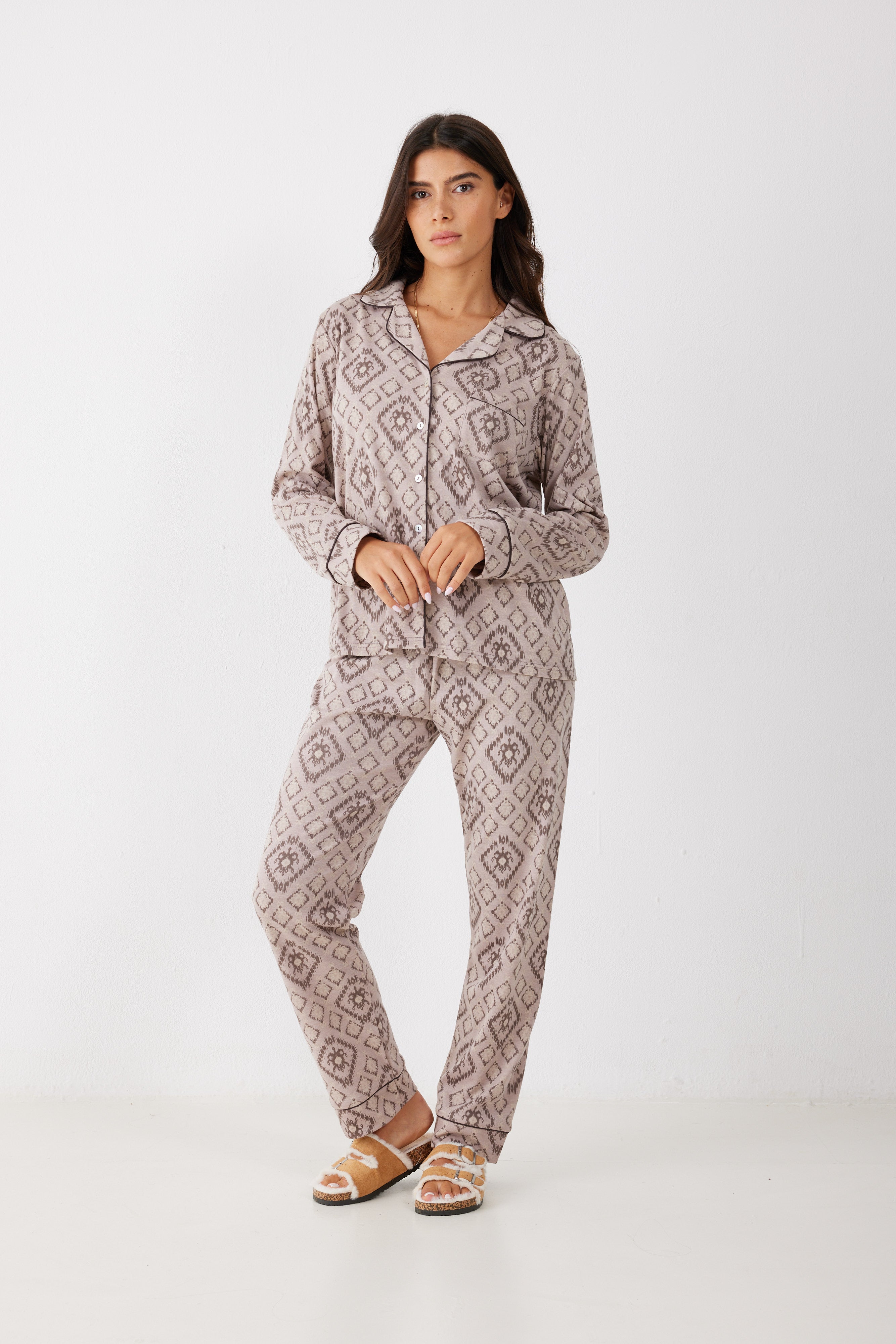 פיג'מה אינטרלוק מכופתרת - קפה