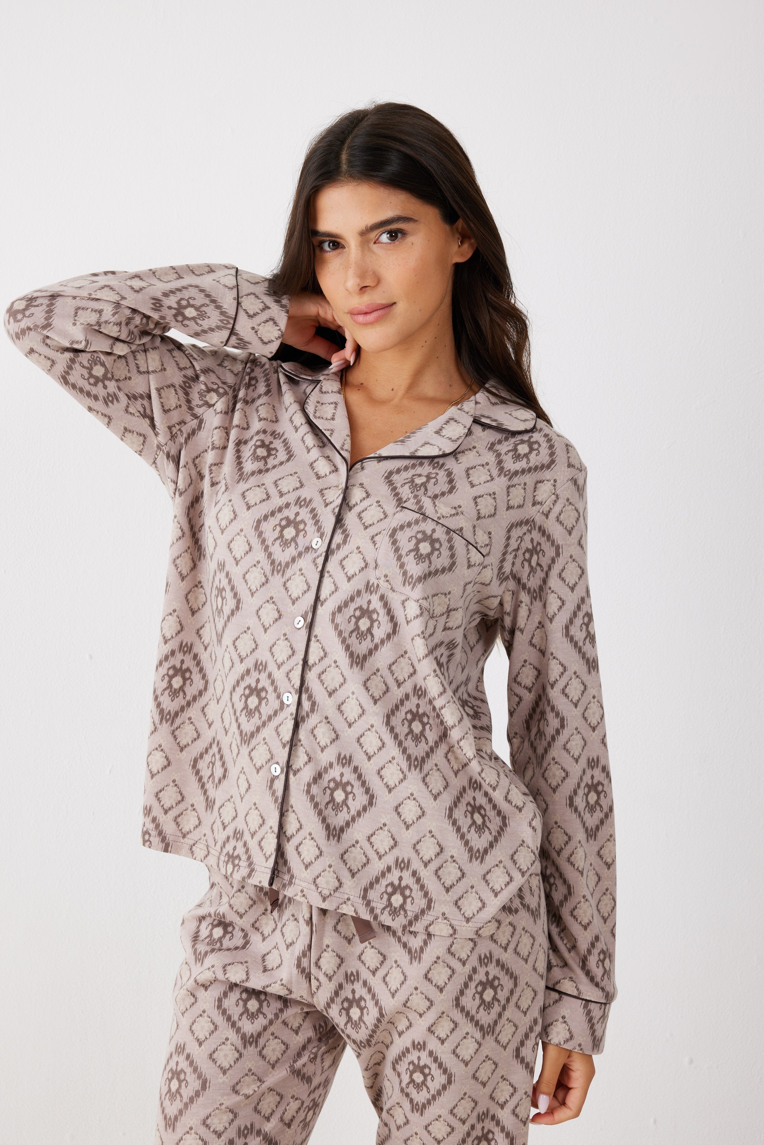 פיג'מה אינטרלוק מכופתרת - קפה