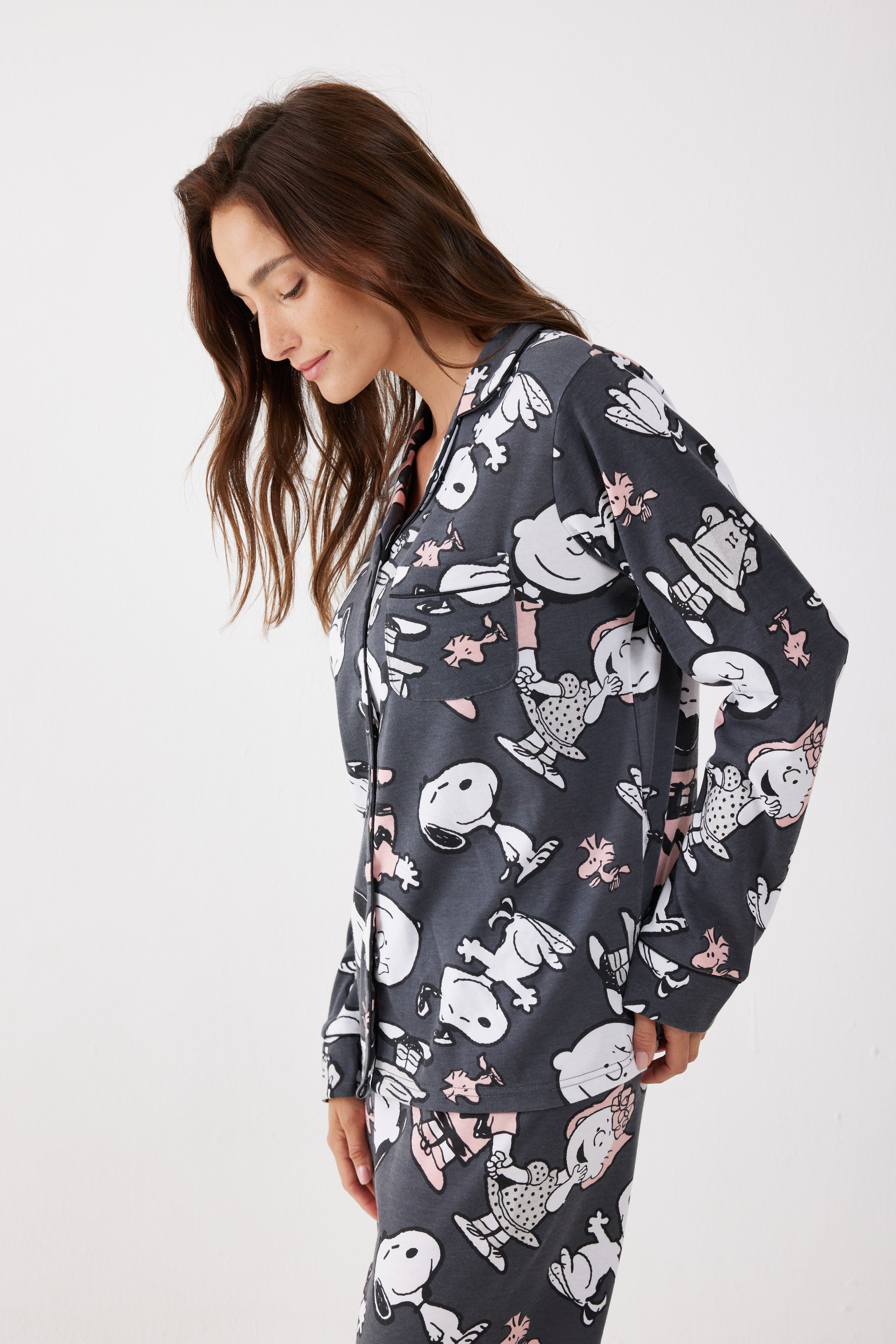 פיג'מה סנופי אינטרלוק מכופתרת - אפור כהה