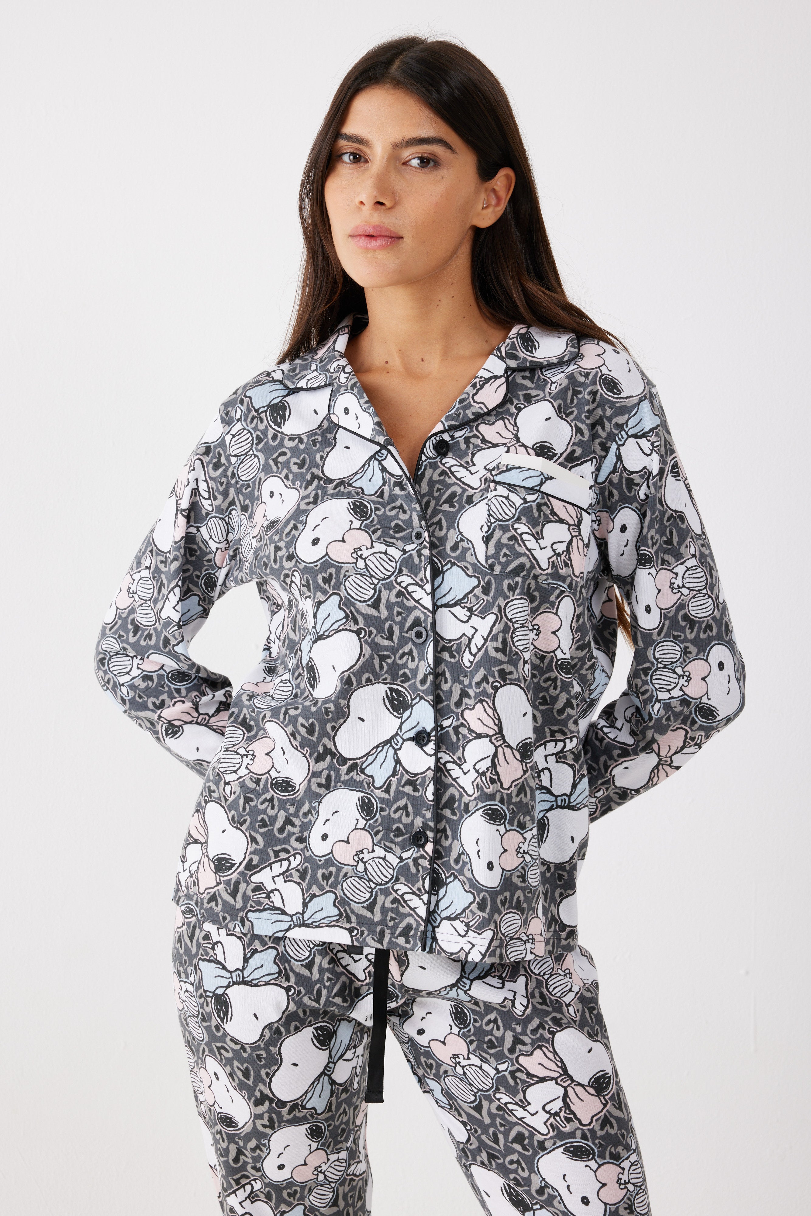 פיג'מה מכופתרת סנופי אינטרלוק - אפור כהה