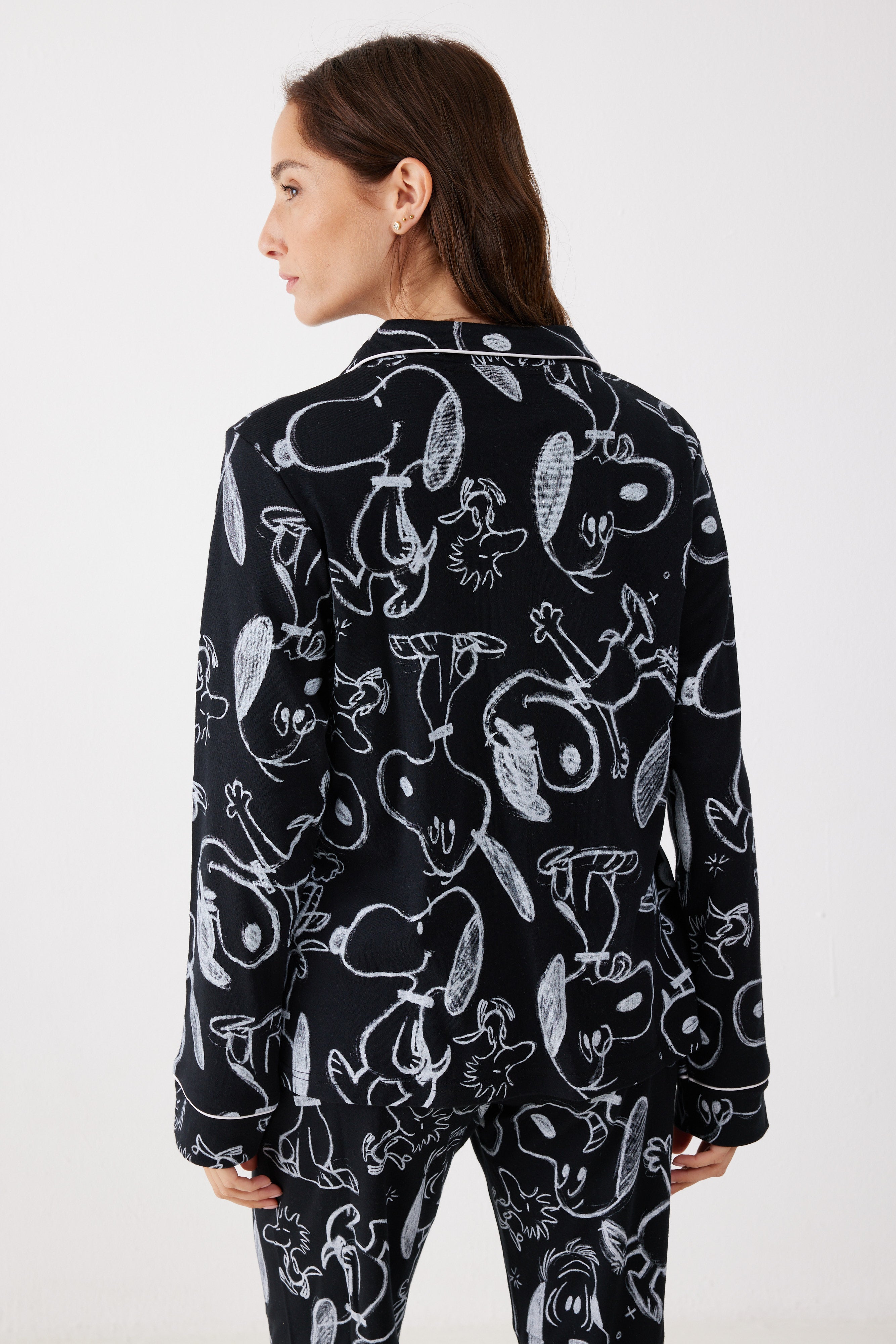 פיג'מה מכופתרת סנופי אינטרלוק - שחור