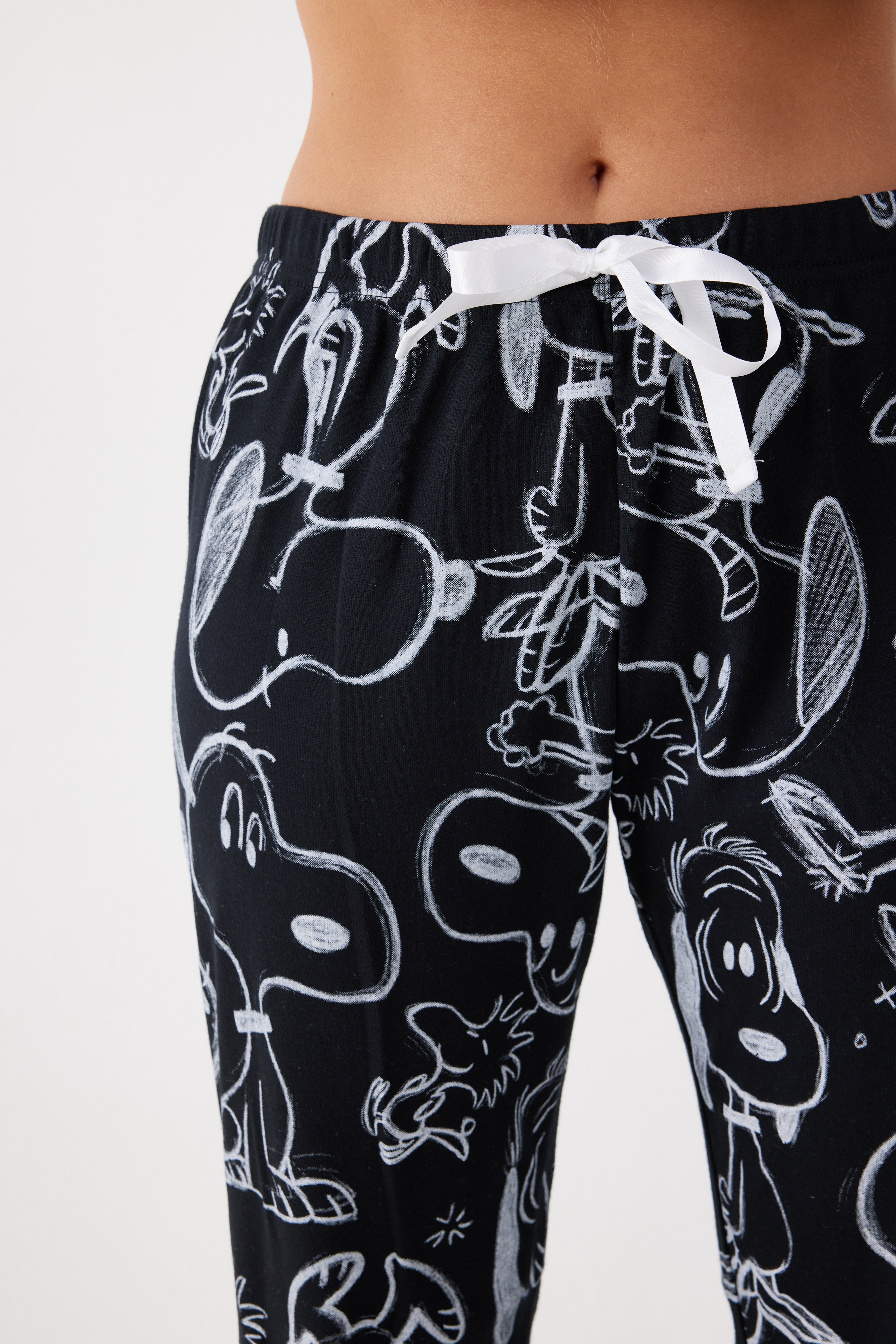 פיג'מה מכופתרת סנופי אינטרלוק - שחור