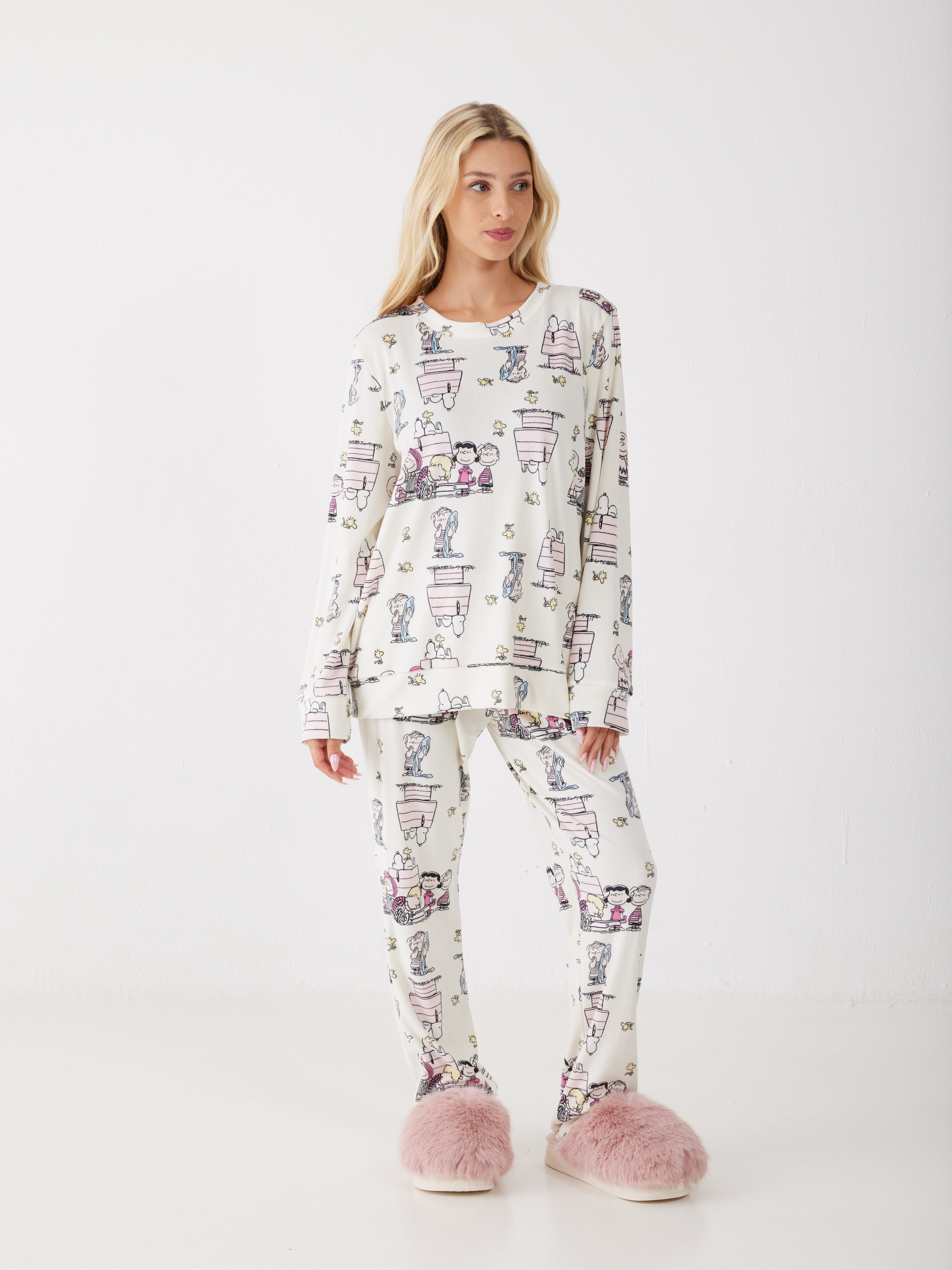 פיג'מה סנופי קטיפה - שמנת