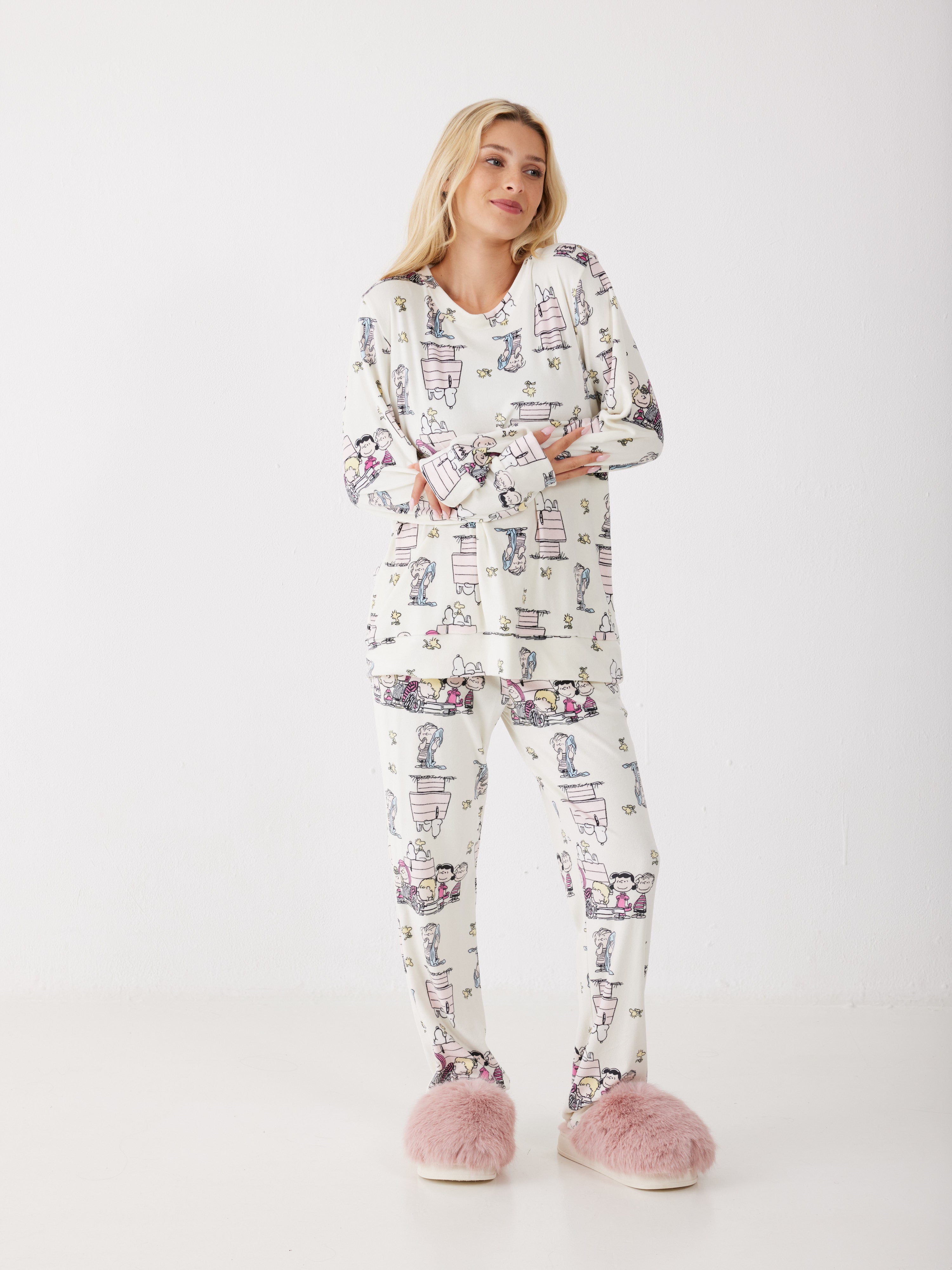 פיג'מה סנופי קטיפה - שמנת