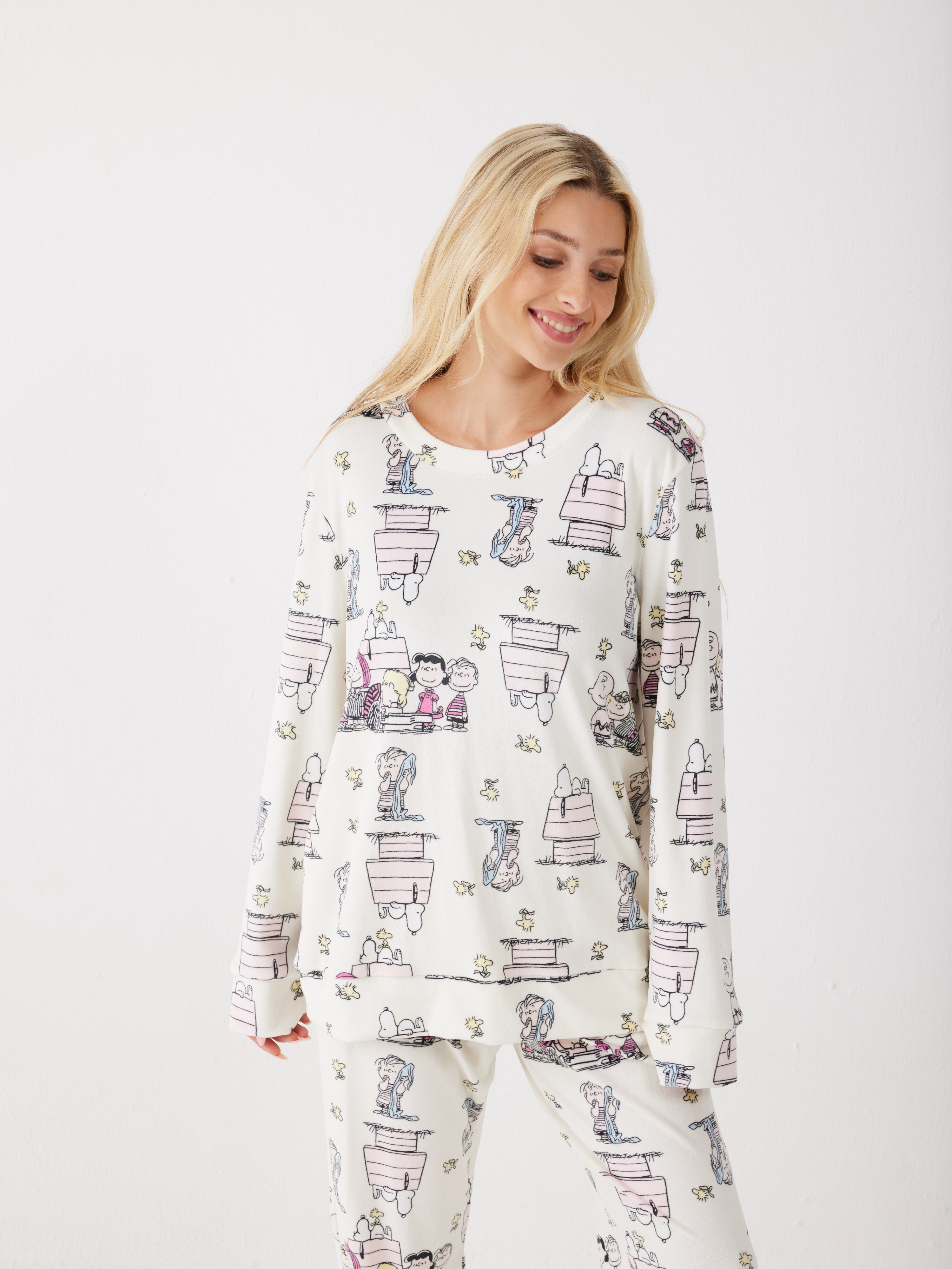 פיג'מה סנופי קטיפה - שמנת