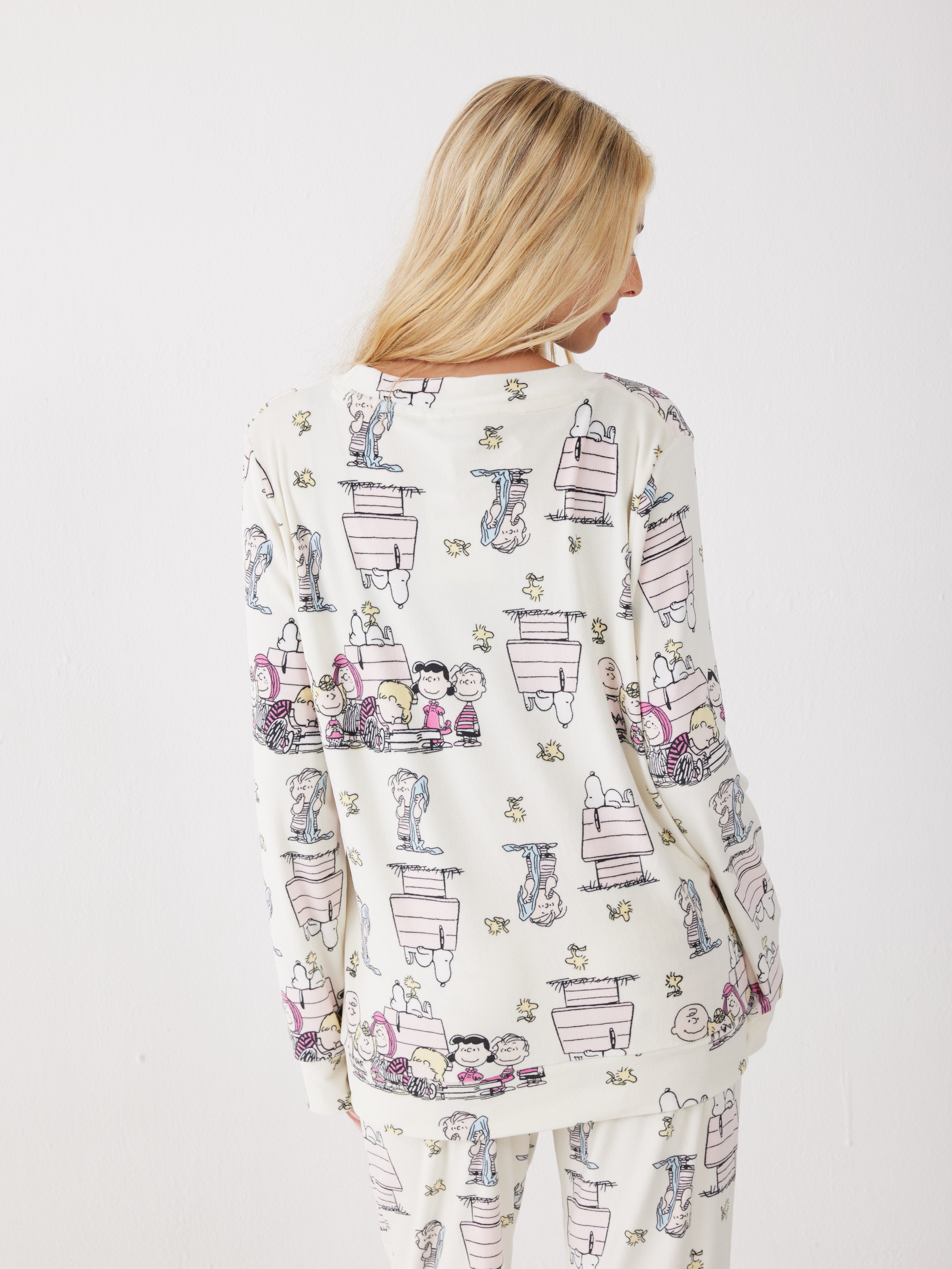 פיג'מה סנופי קטיפה - שמנת