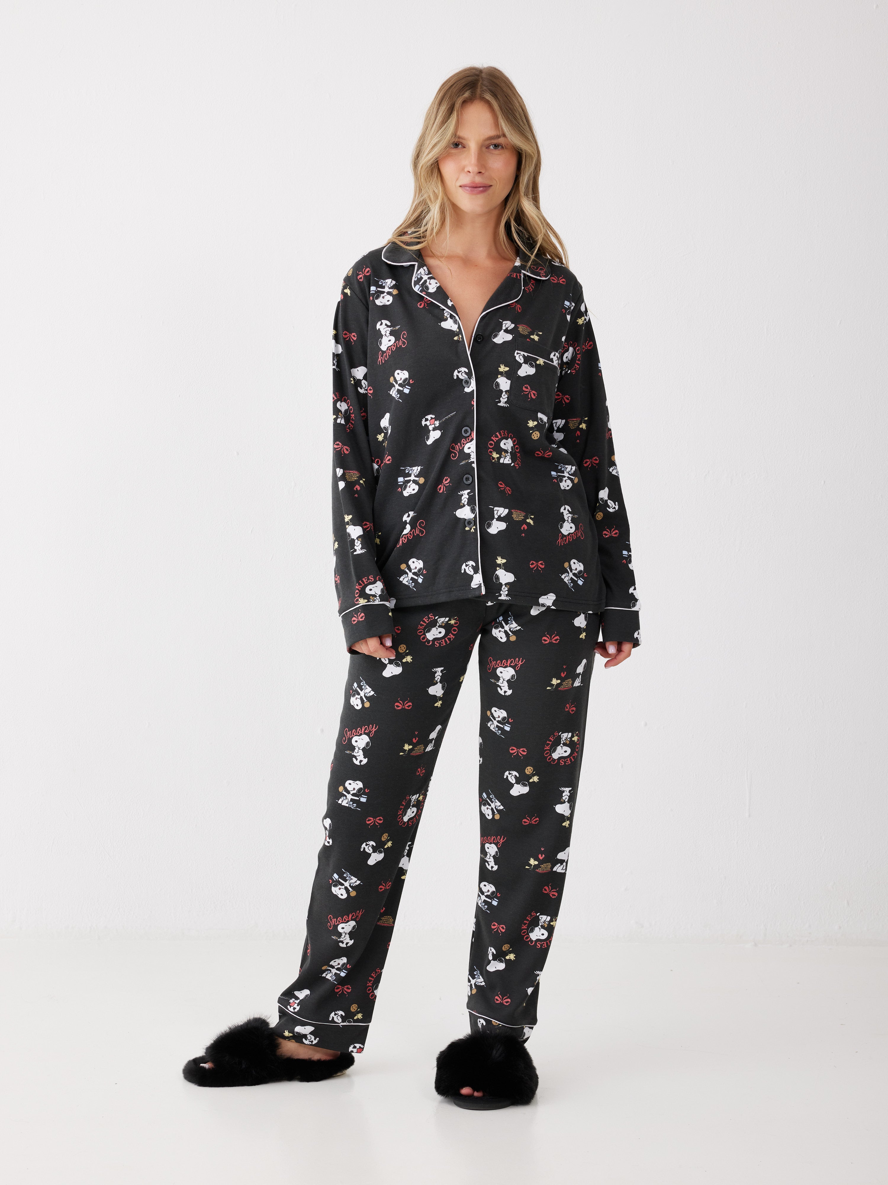 פיג'מה סנופי מכופתרת אינטרלוק - שחור