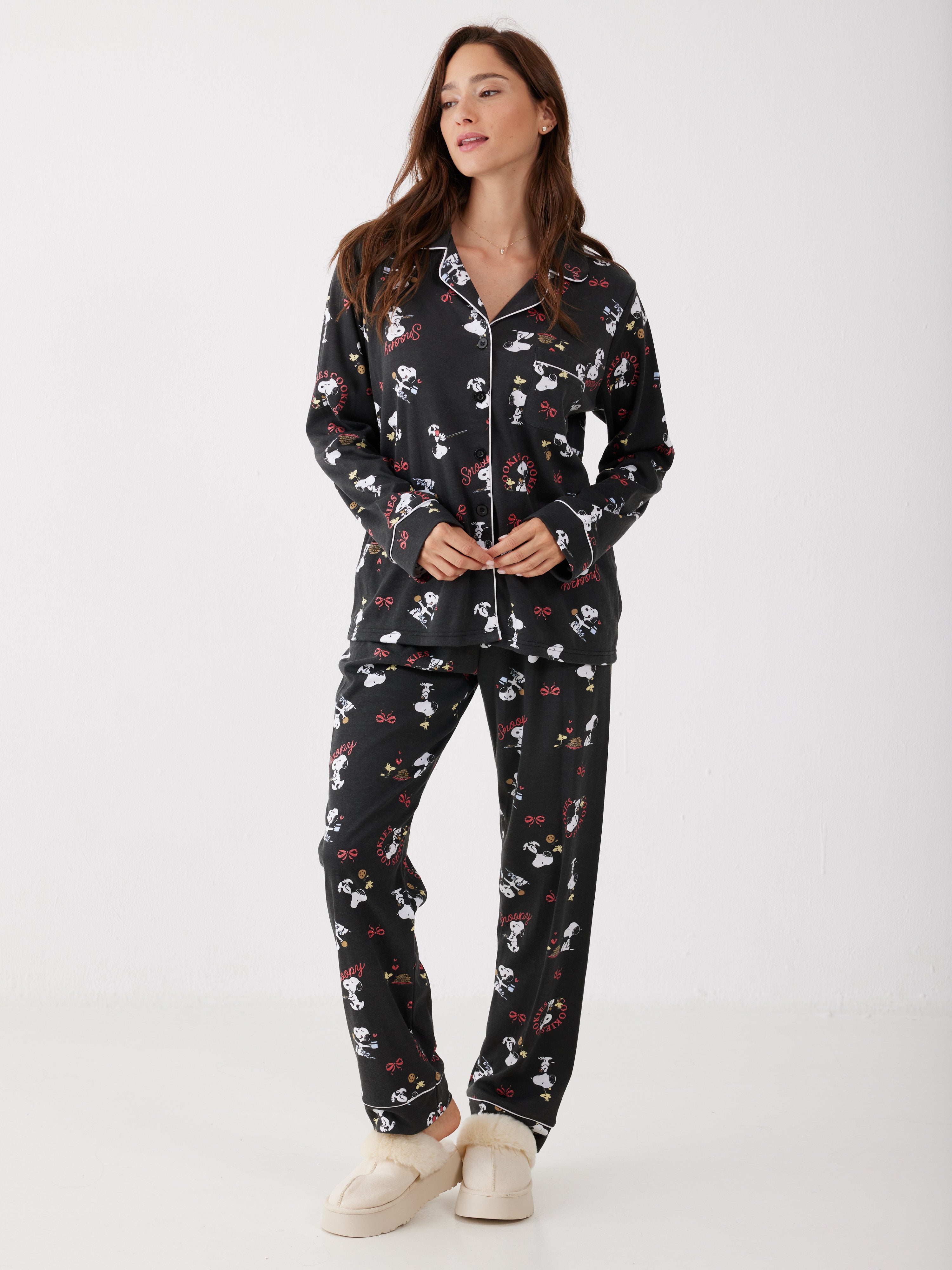 פיג'מה סנופי מכופתרת אינטרלוק - שחור