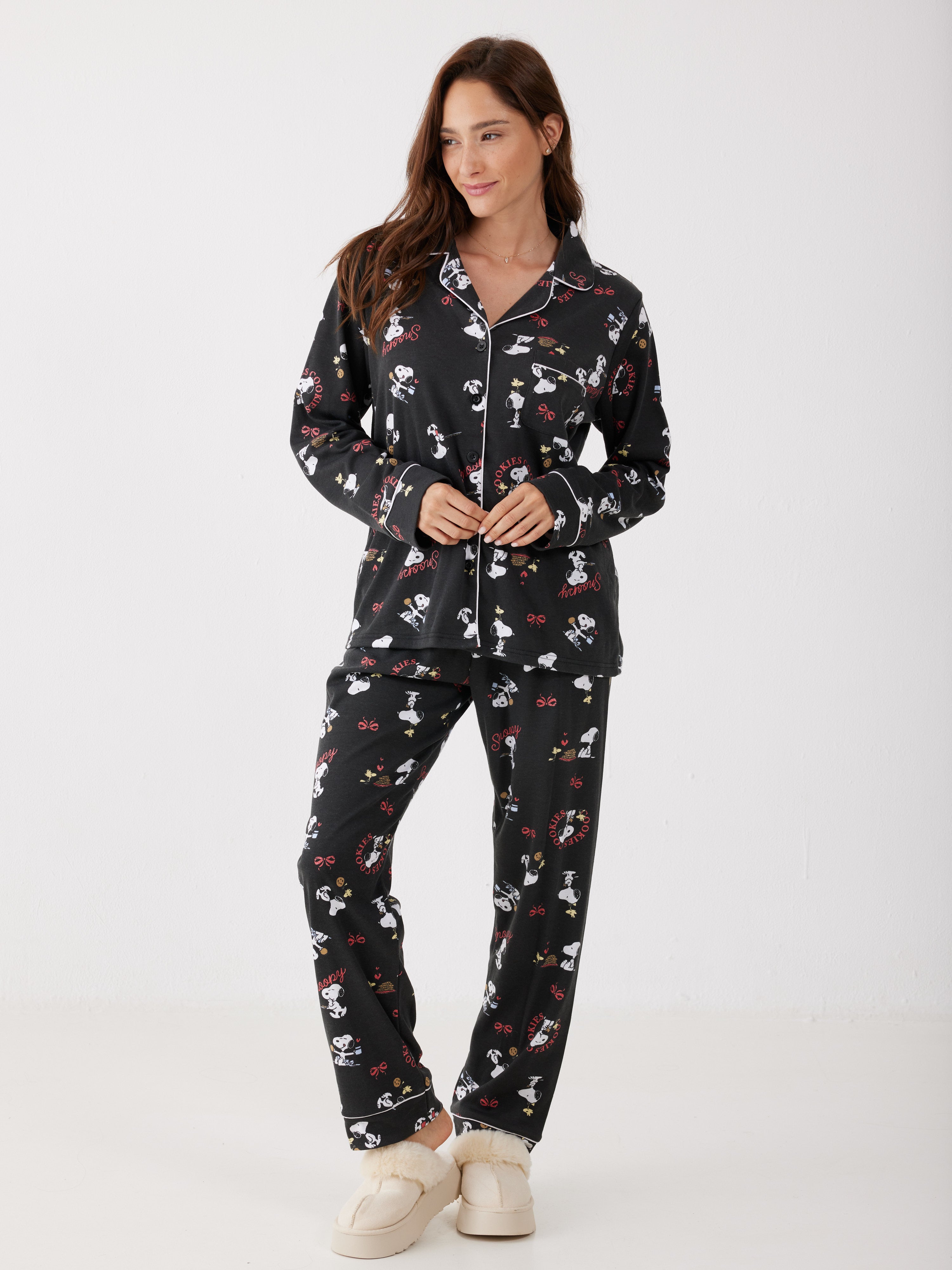 פיג'מה סנופי מכופתרת אינטרלוק - שחור