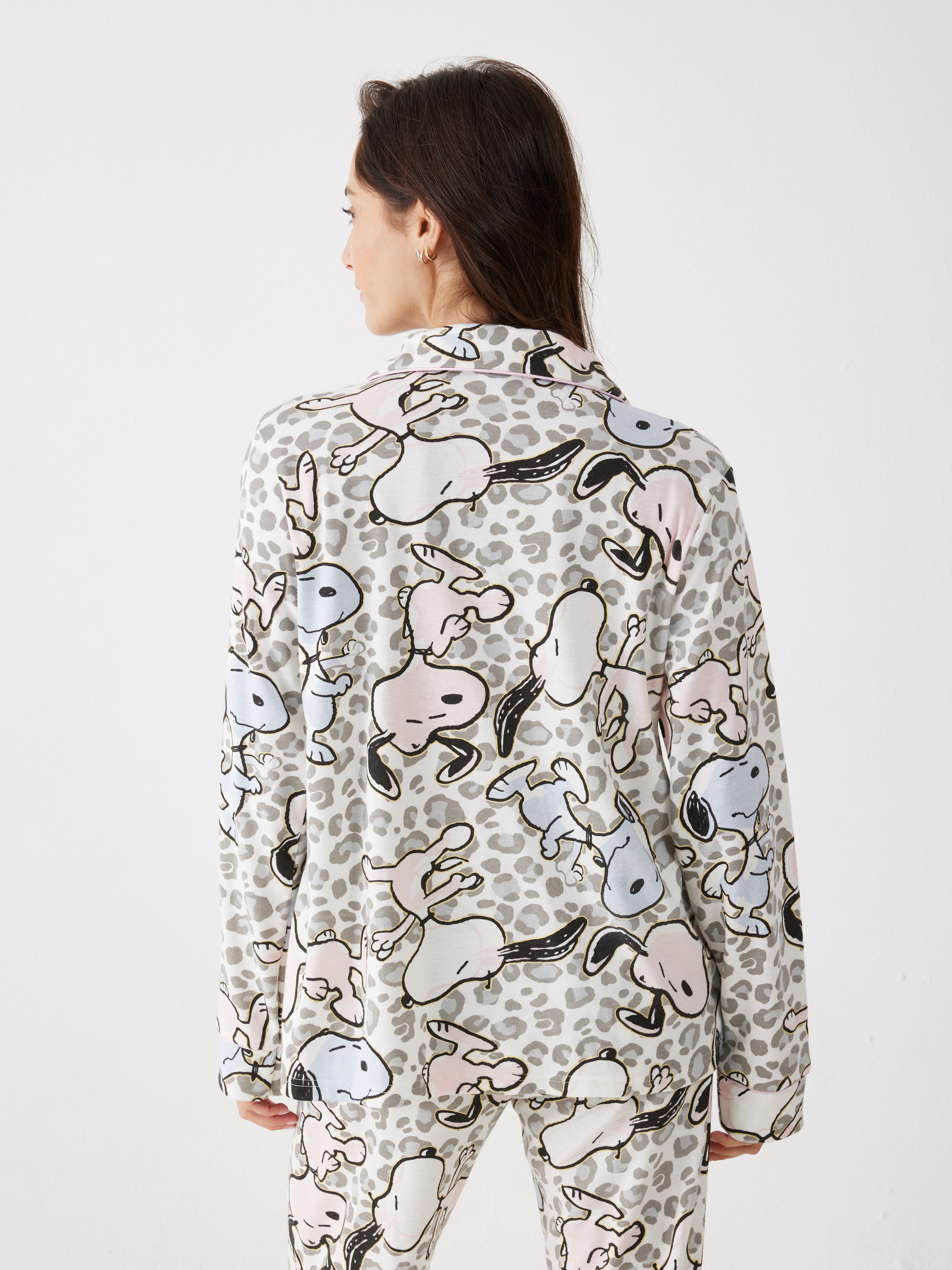 פיג'מה סנופי מכופתרת - שמנת
