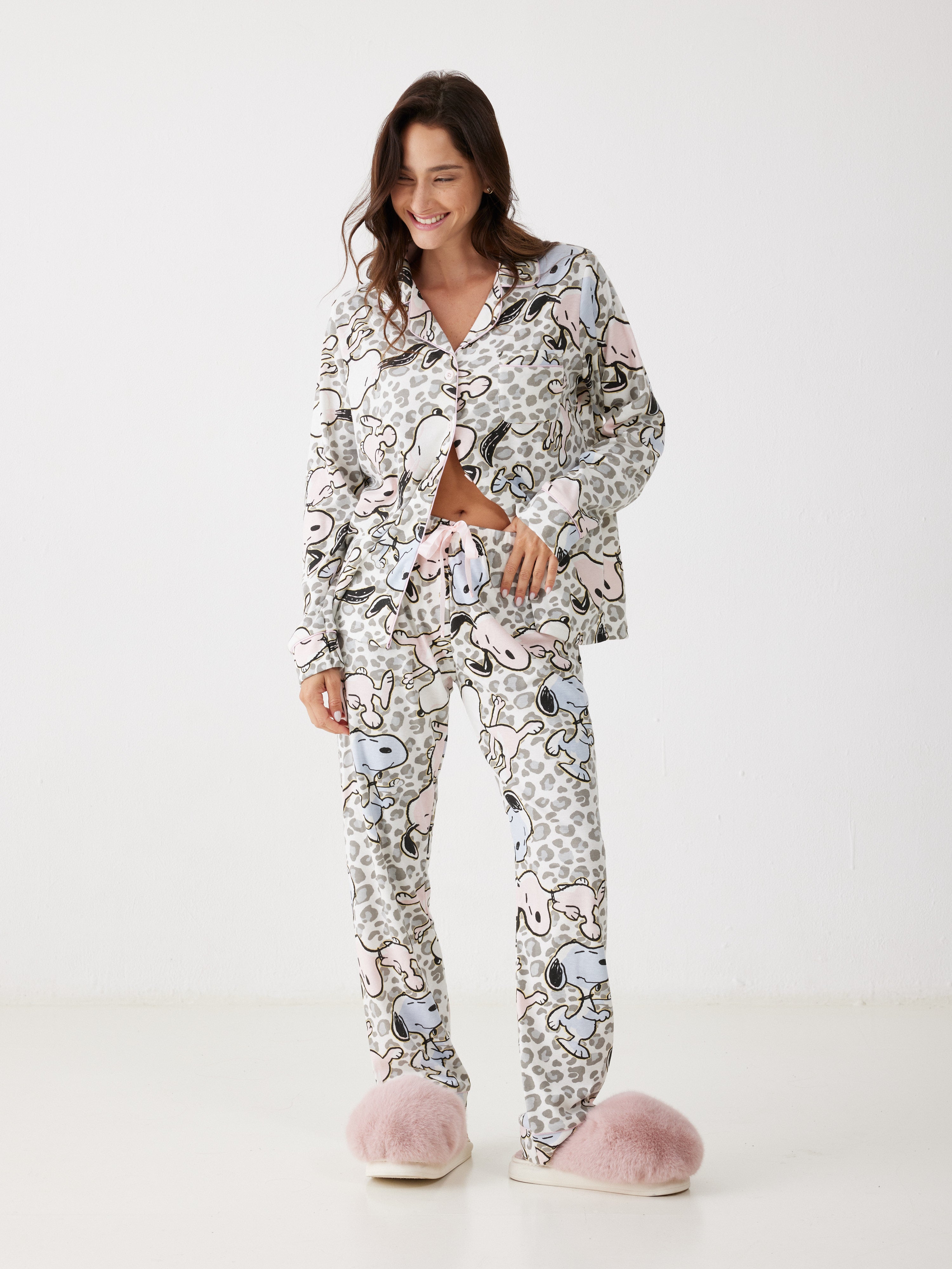 פיג'מה סנופי מכופתרת - שמנת