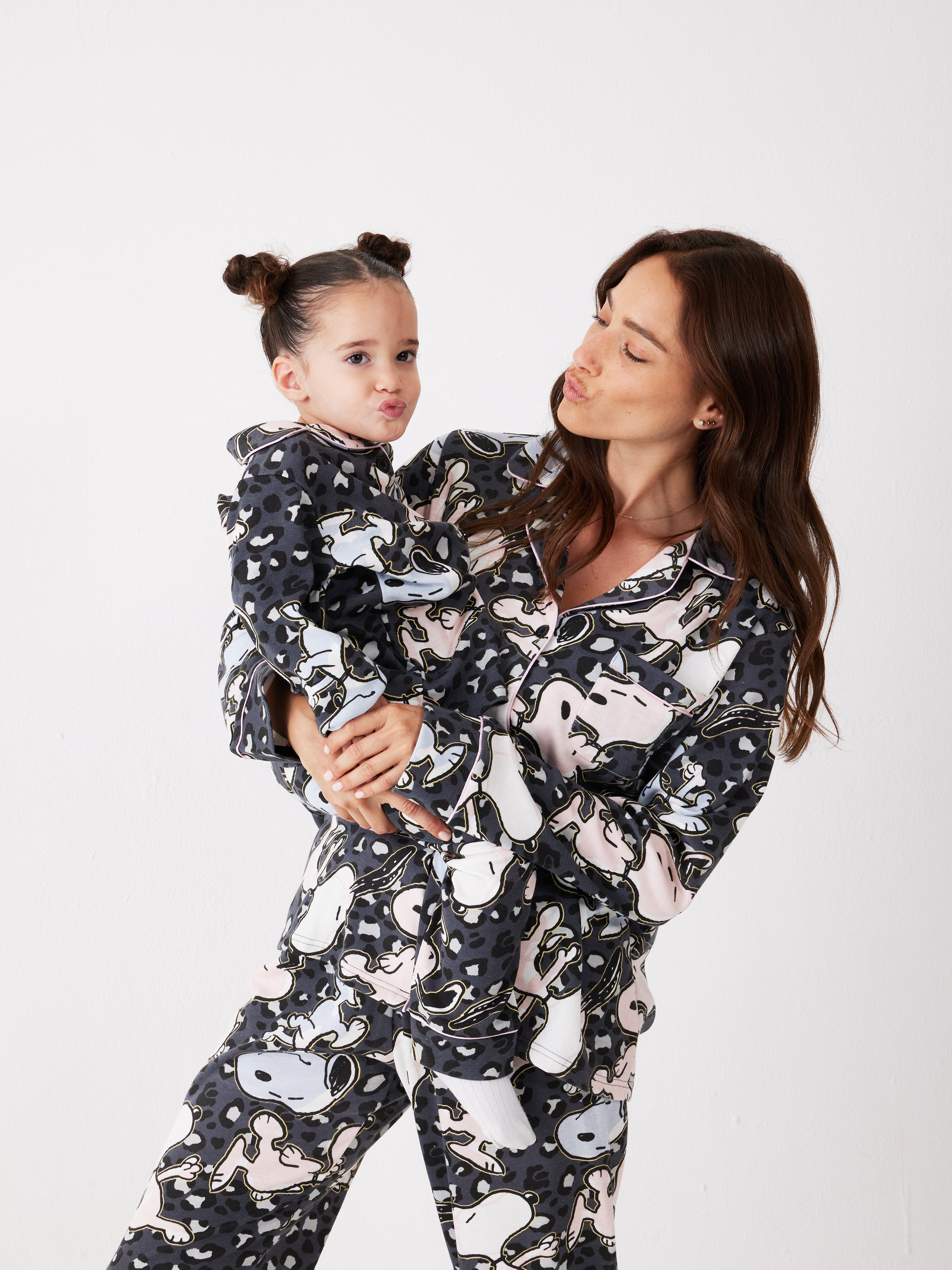 פיג'מה ילדות סנופי מכופתרת - אפור כהה