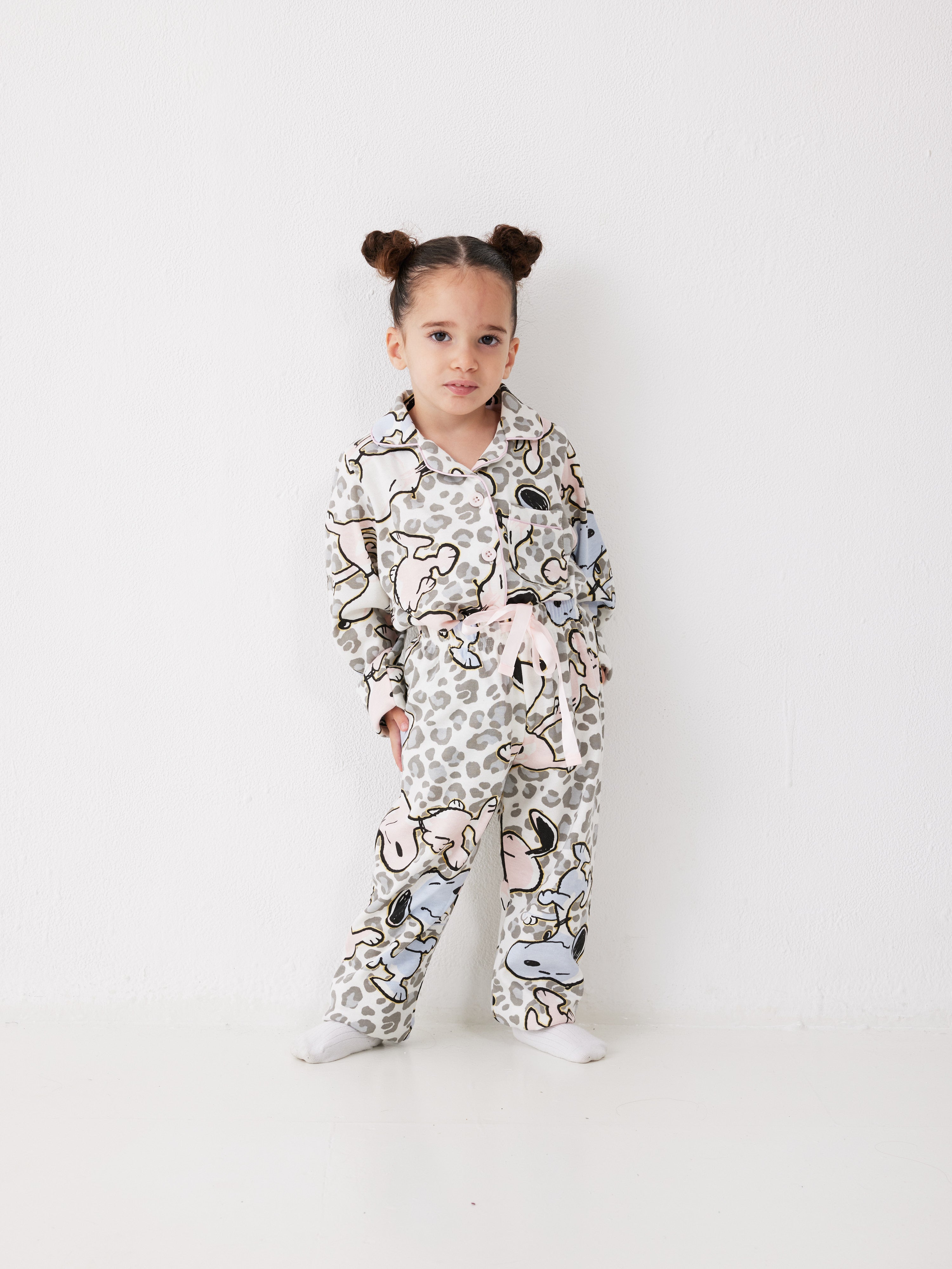 פיג'מה ילדות סנופי מכופתרת - שמנת