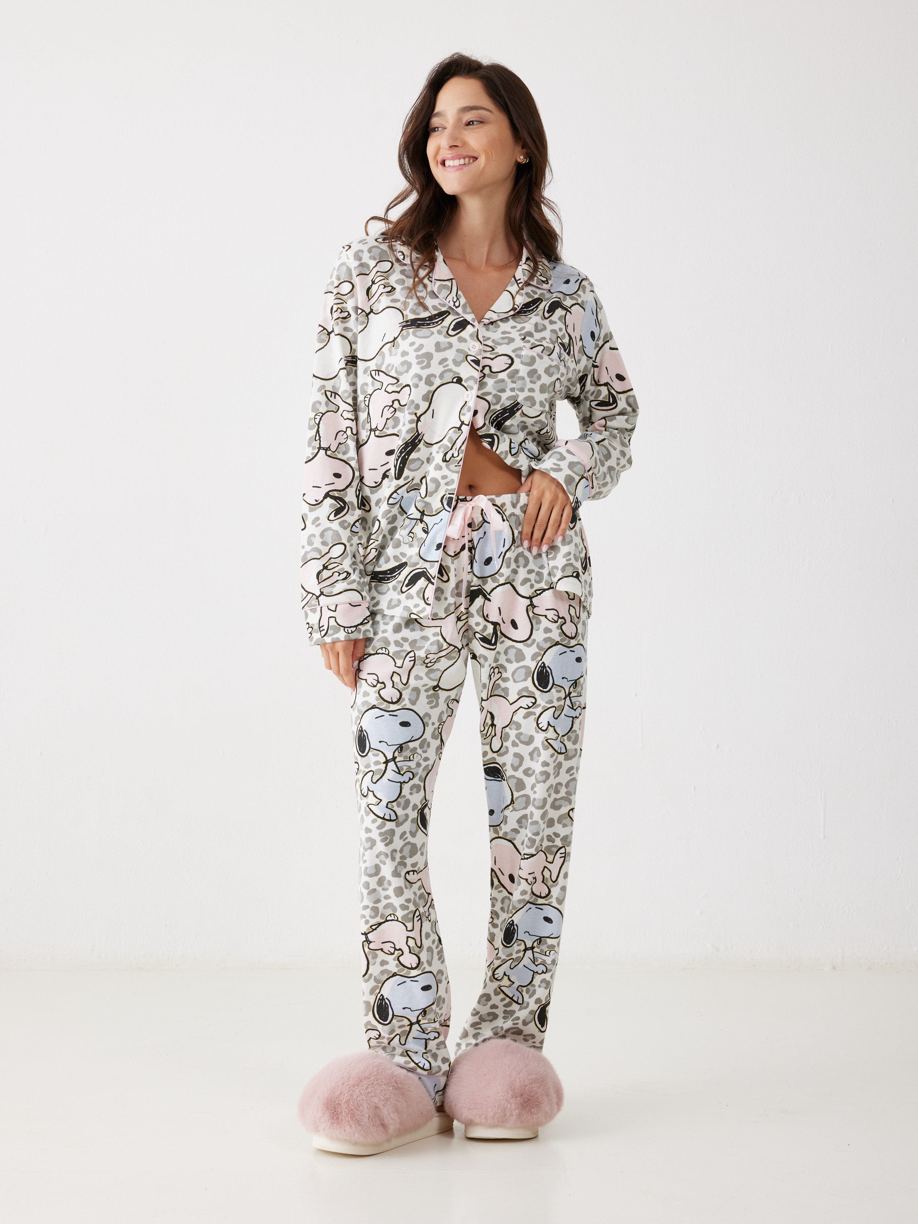 פיג'מה סנופי מכופתרת - שמנת