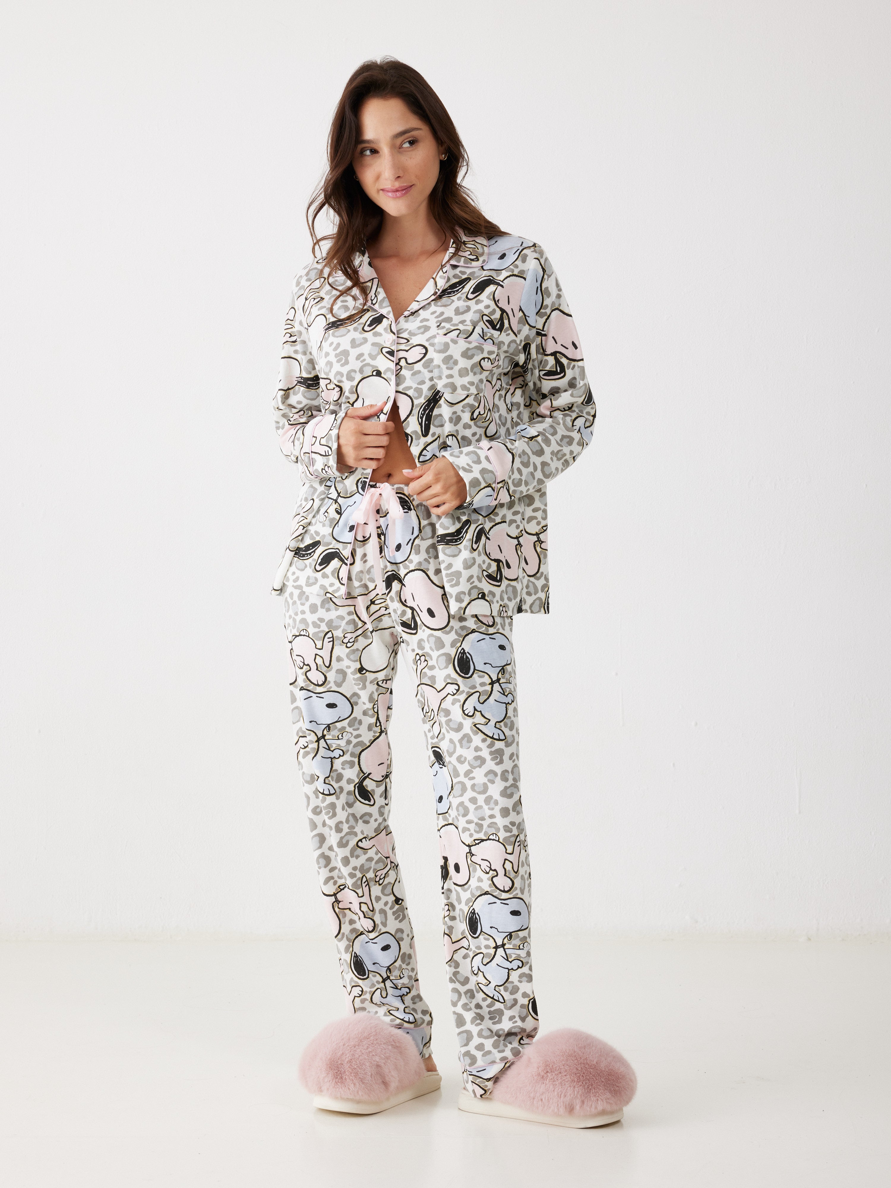 פיג'מה סנופי מכופתרת - שמנת