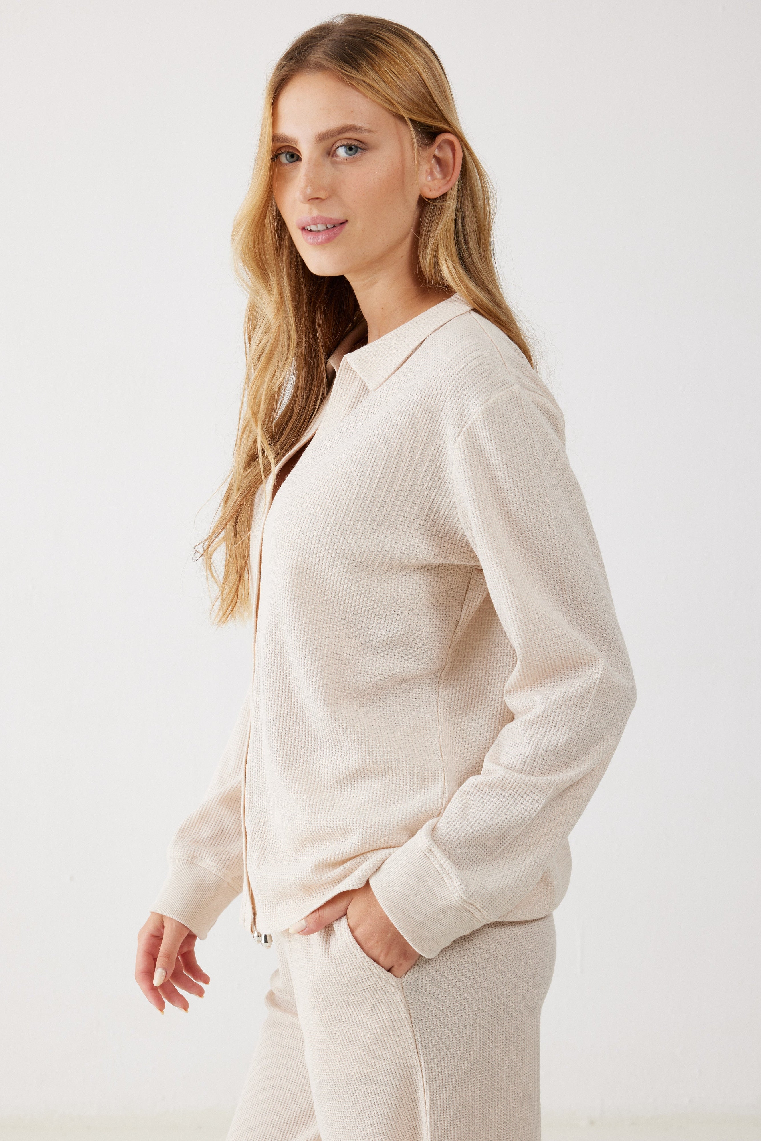 חליפת פנאי מכופתרת וואפל - אבן