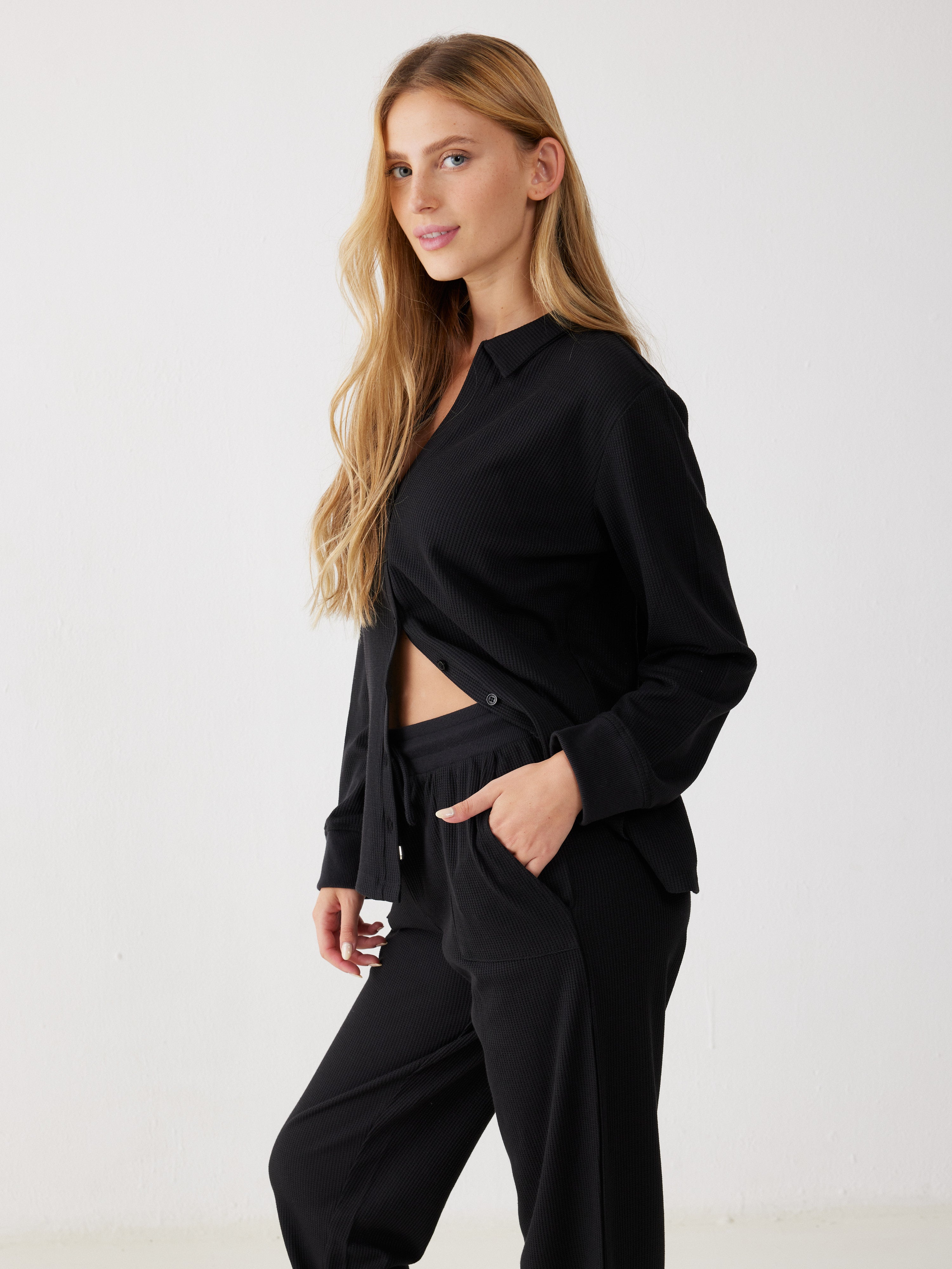 חליפת פנאי מכופתרת וואפל - שחור