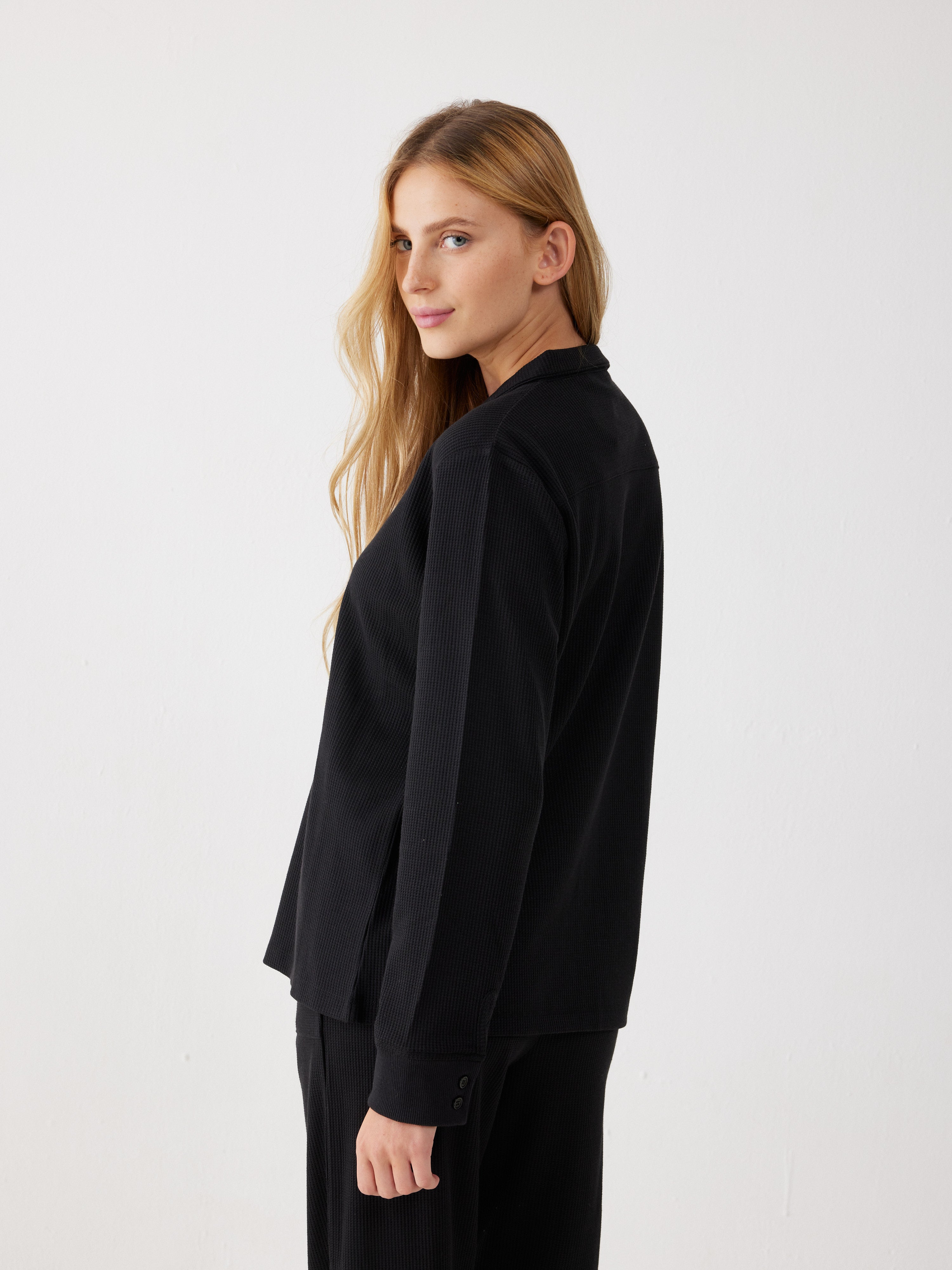 חליפת פנאי מכופתרת וואפל - שחור